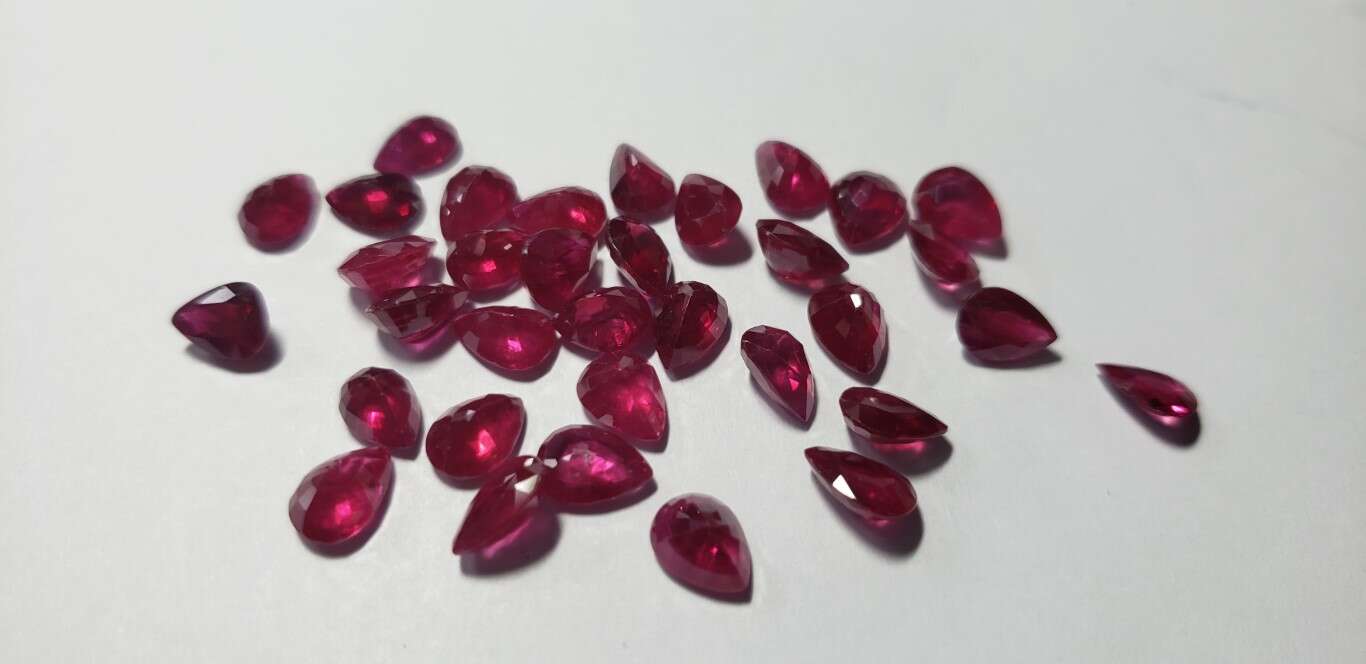 Ruby Pear: 7mm x 5mm