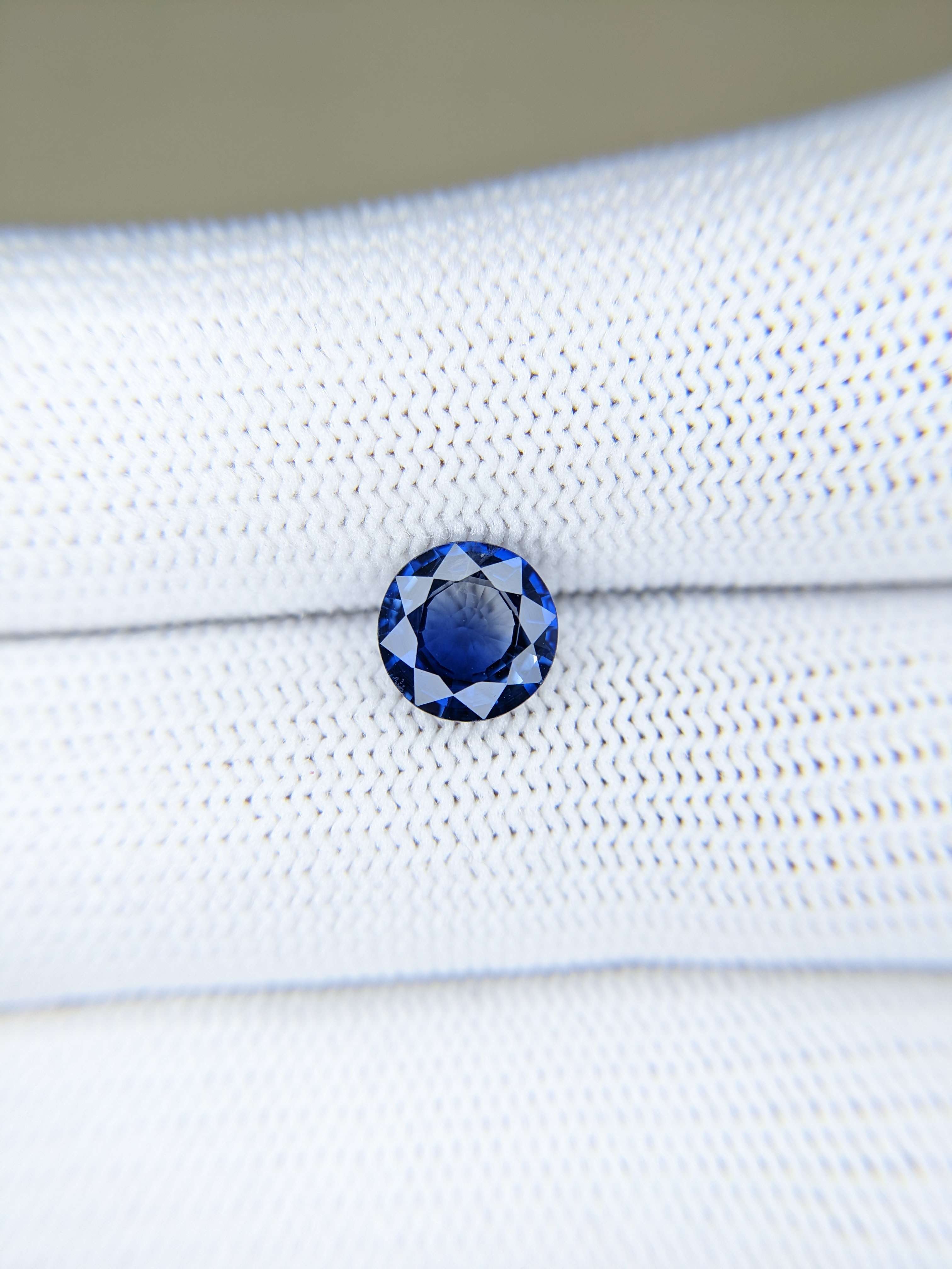 Sapphire Round: 1.97ct