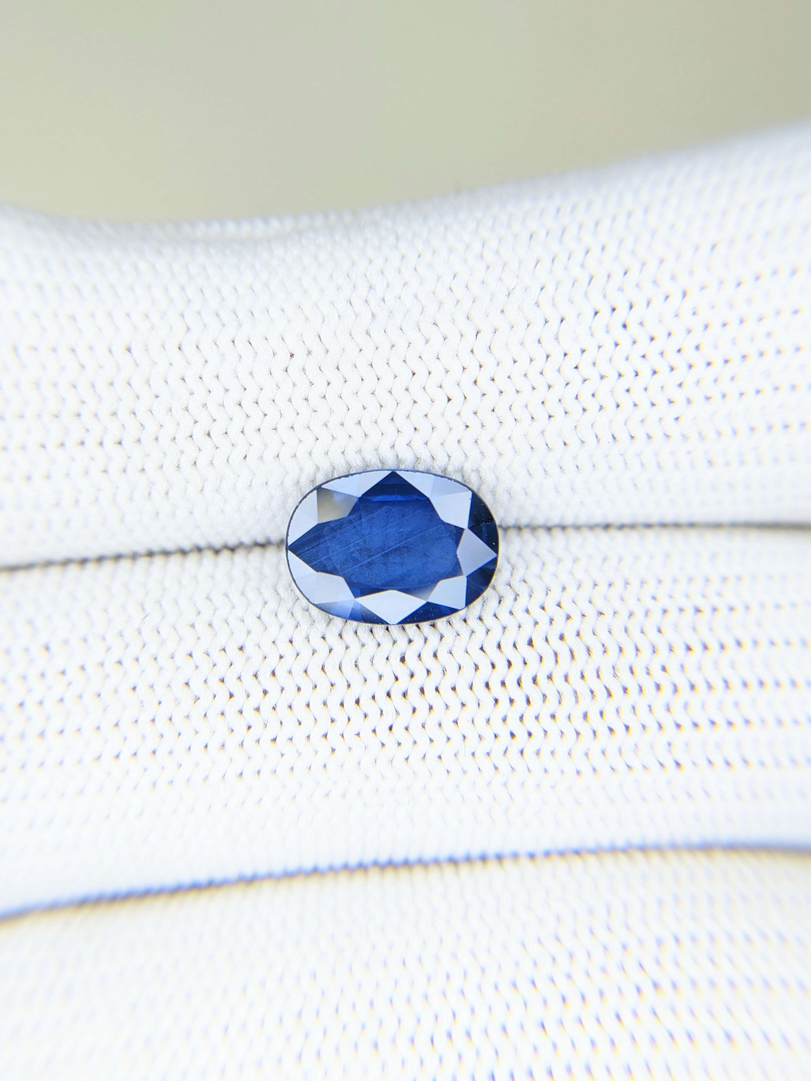 Sapphire Oval: 3.08ct