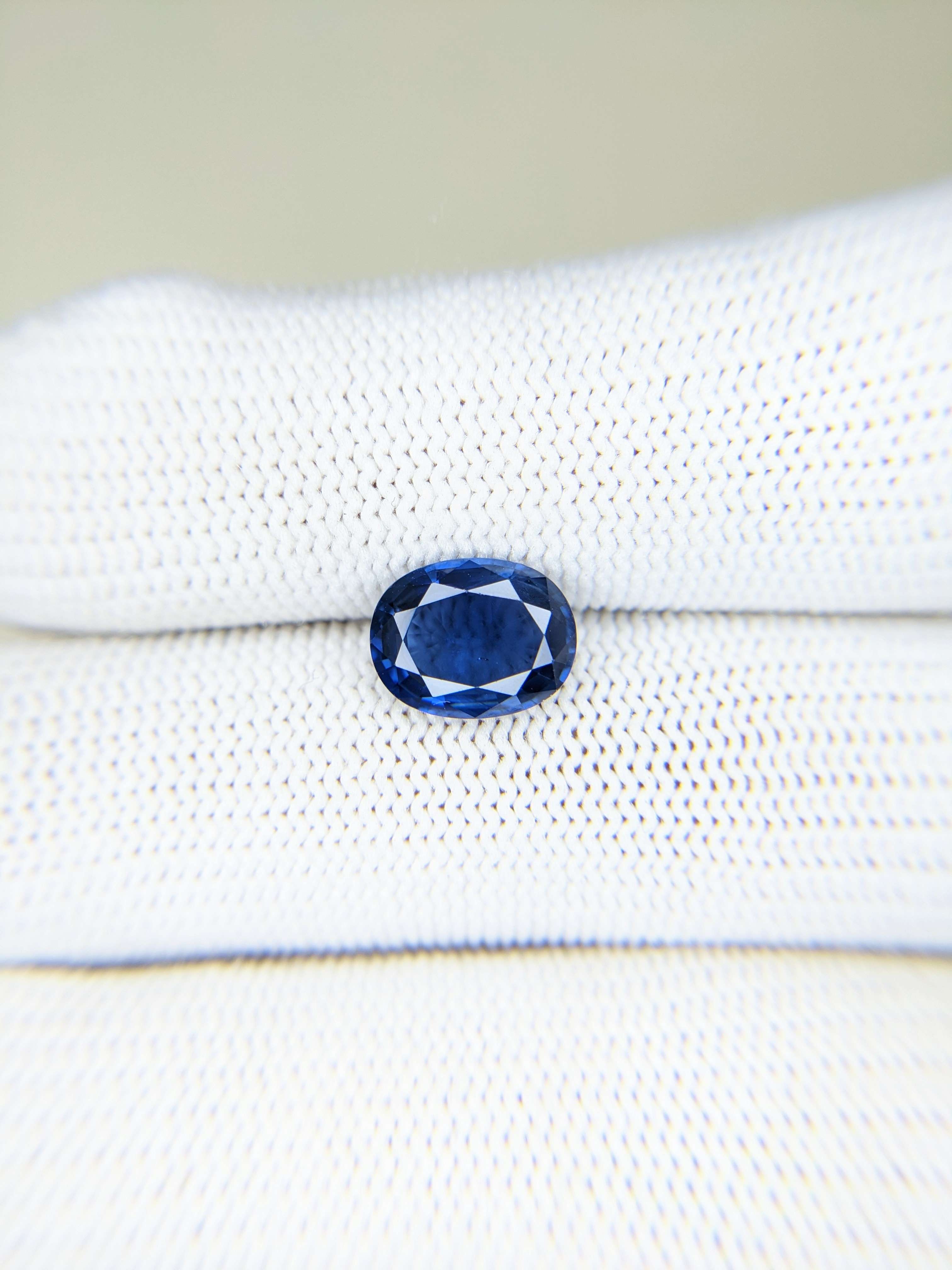 Sapphire Oval: 3.02ct