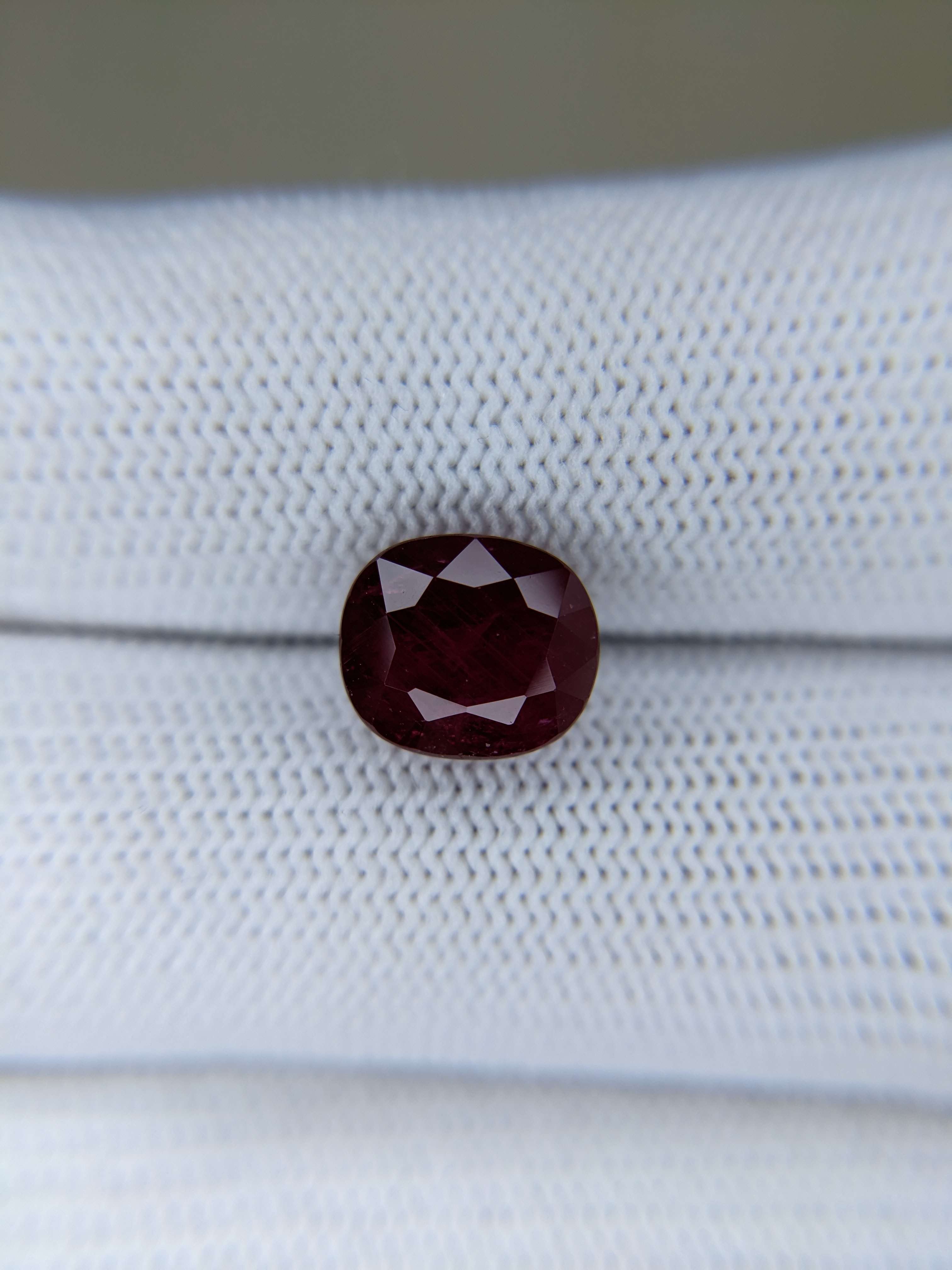 Ruby Cushion : 4.05ct