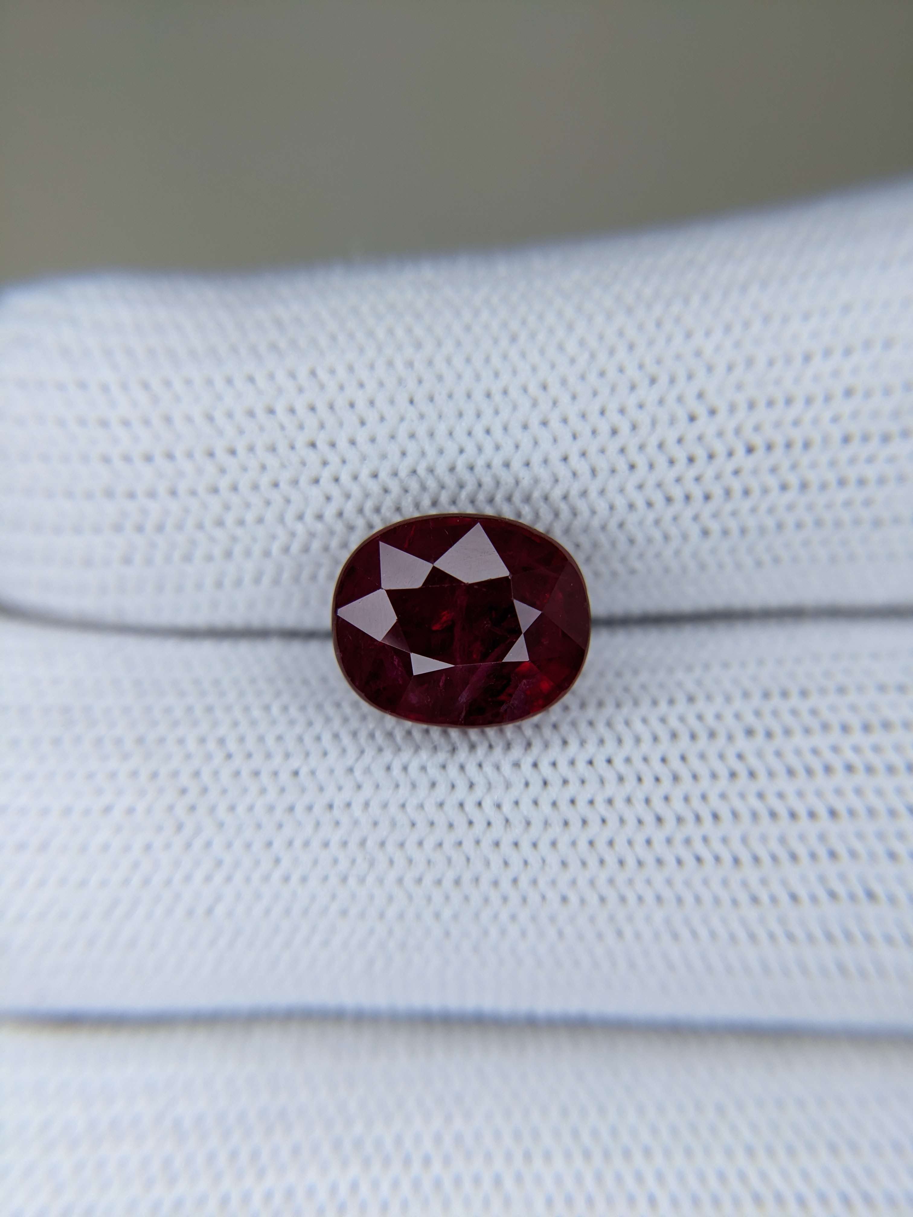 Ruby Oval: 5.1ct
