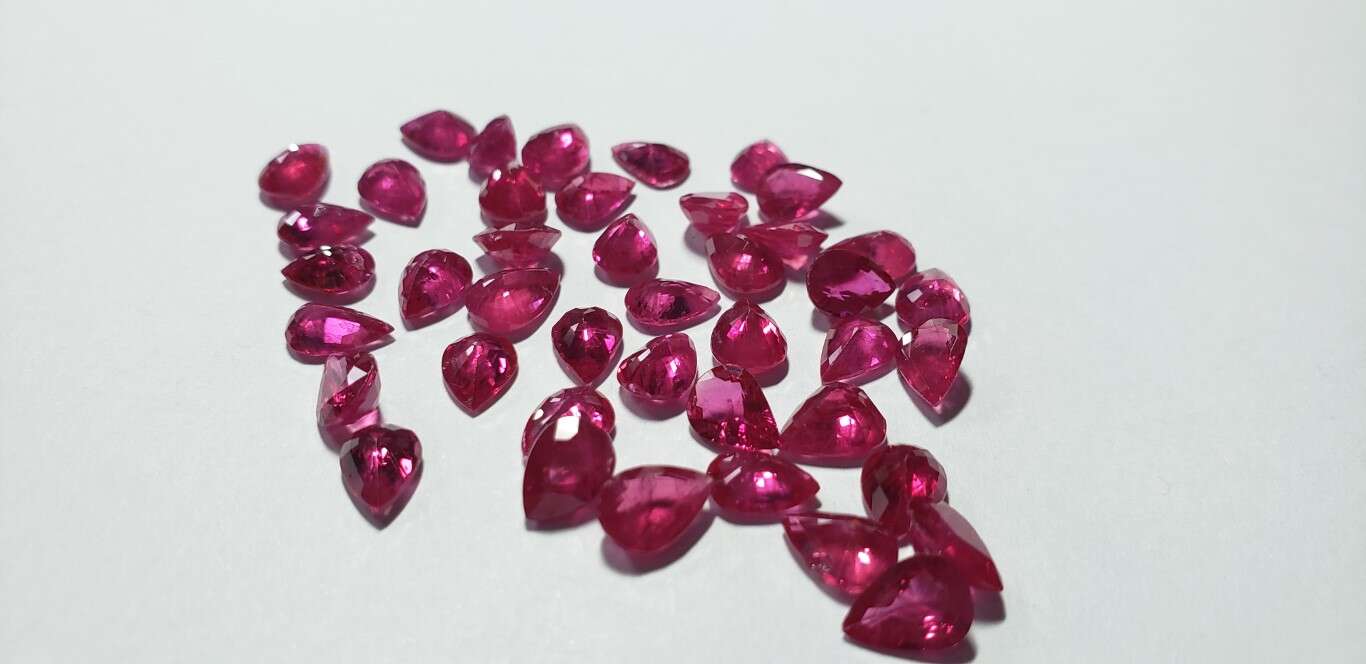 Ruby Pear: 7mm x 5mm