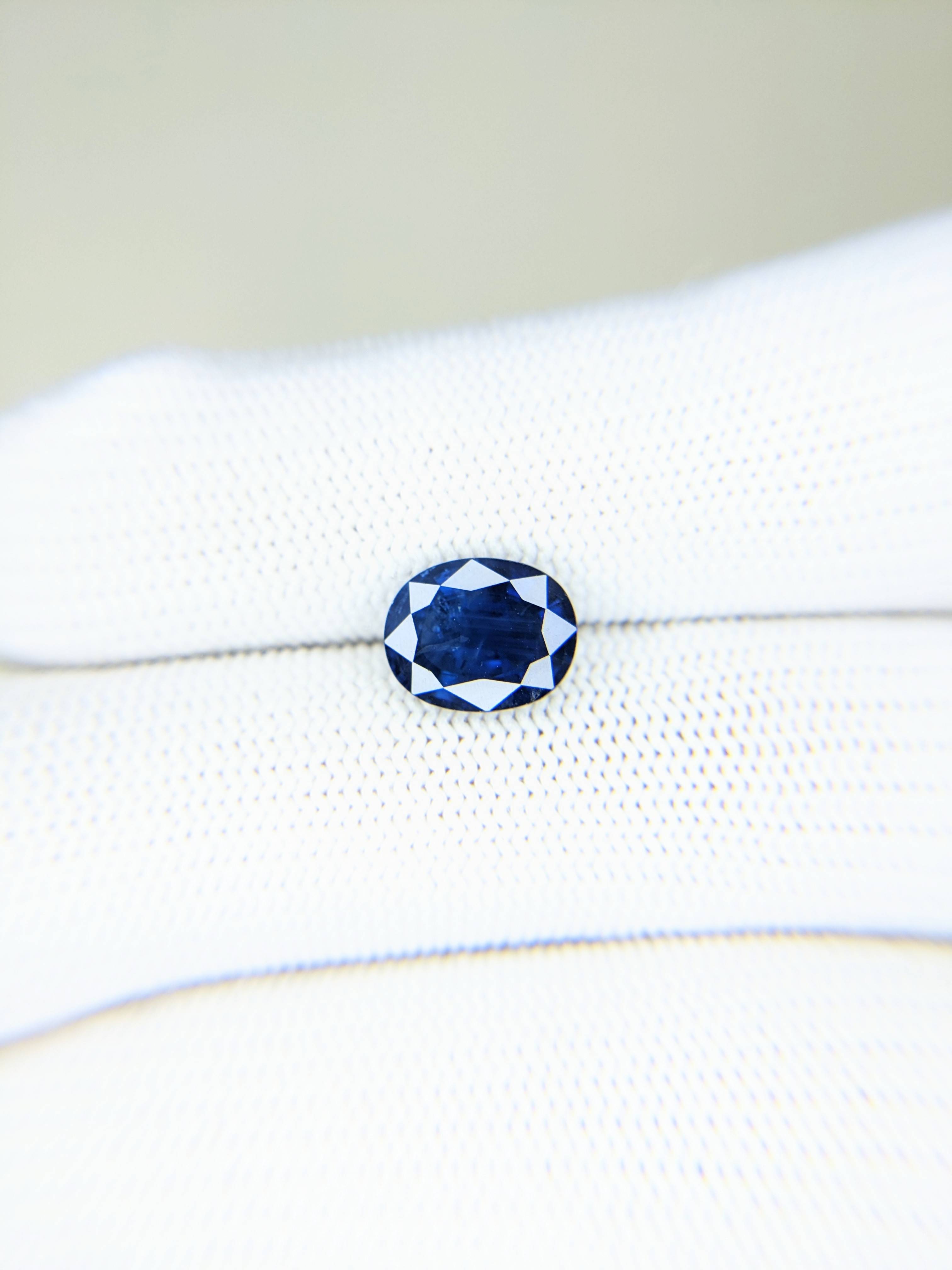 Sapphire Oval: 3.79ct