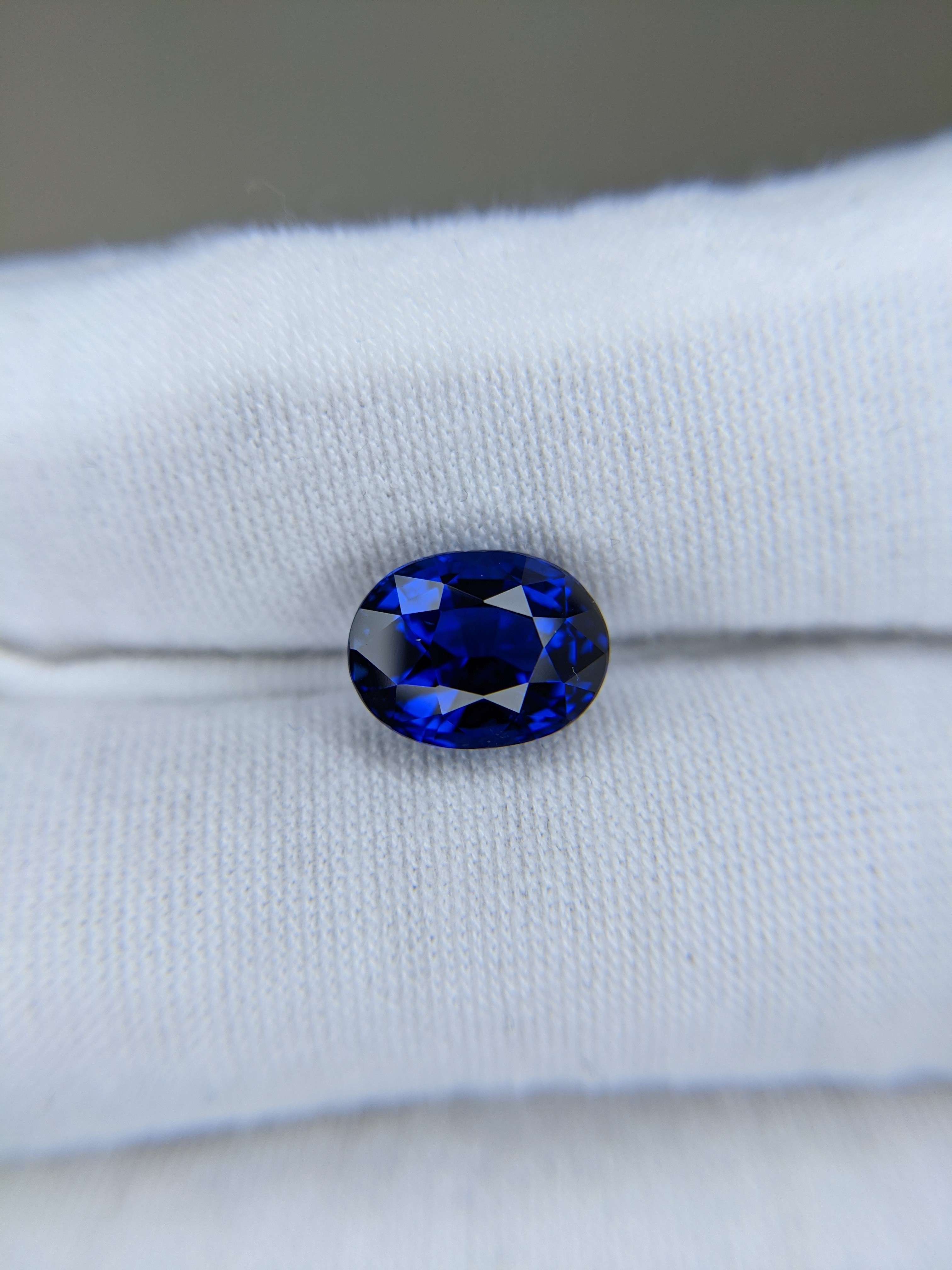 Blue Sapphire Oval: 5.09ct