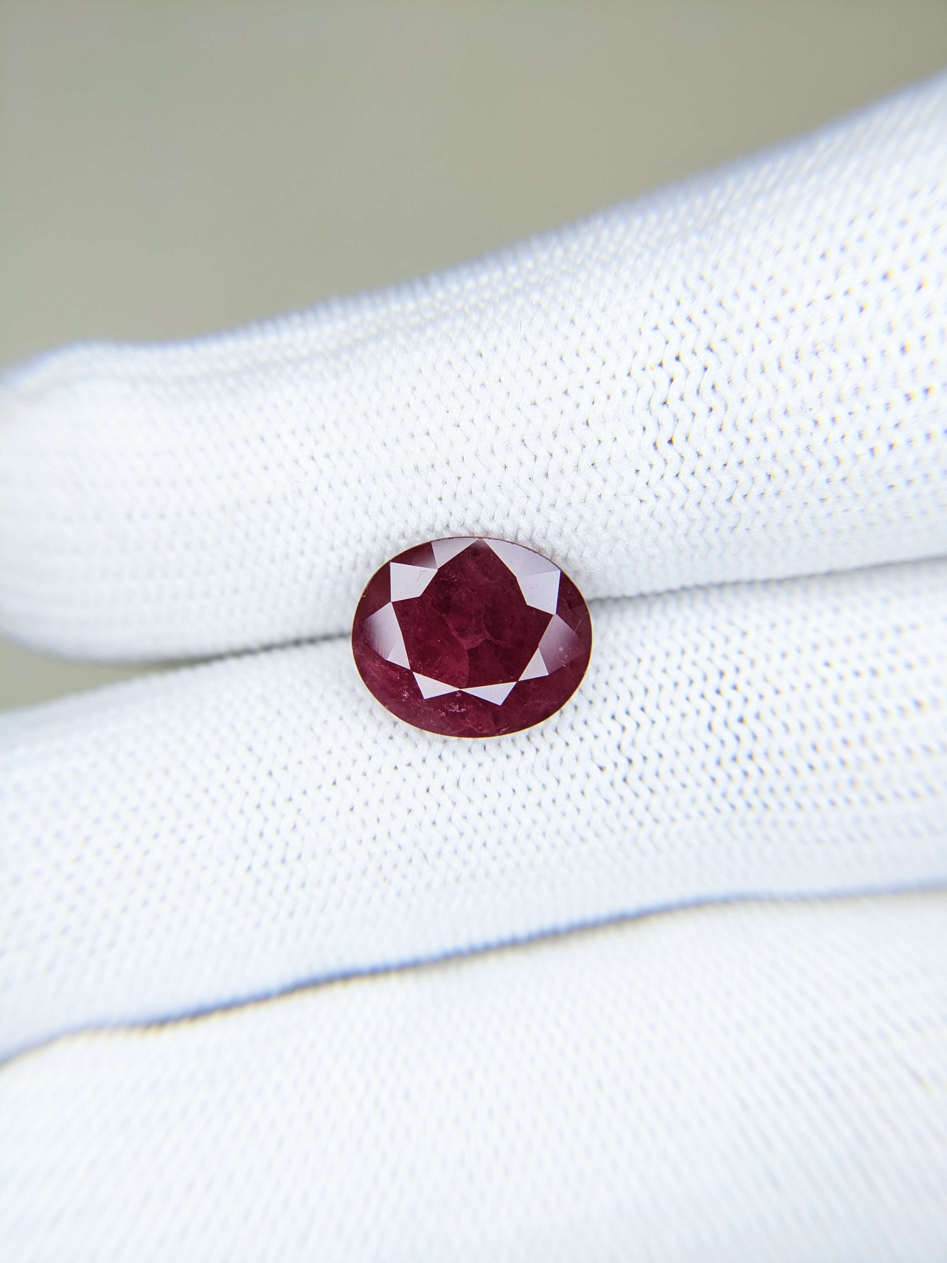 RUBY Oval: 4.87ct
