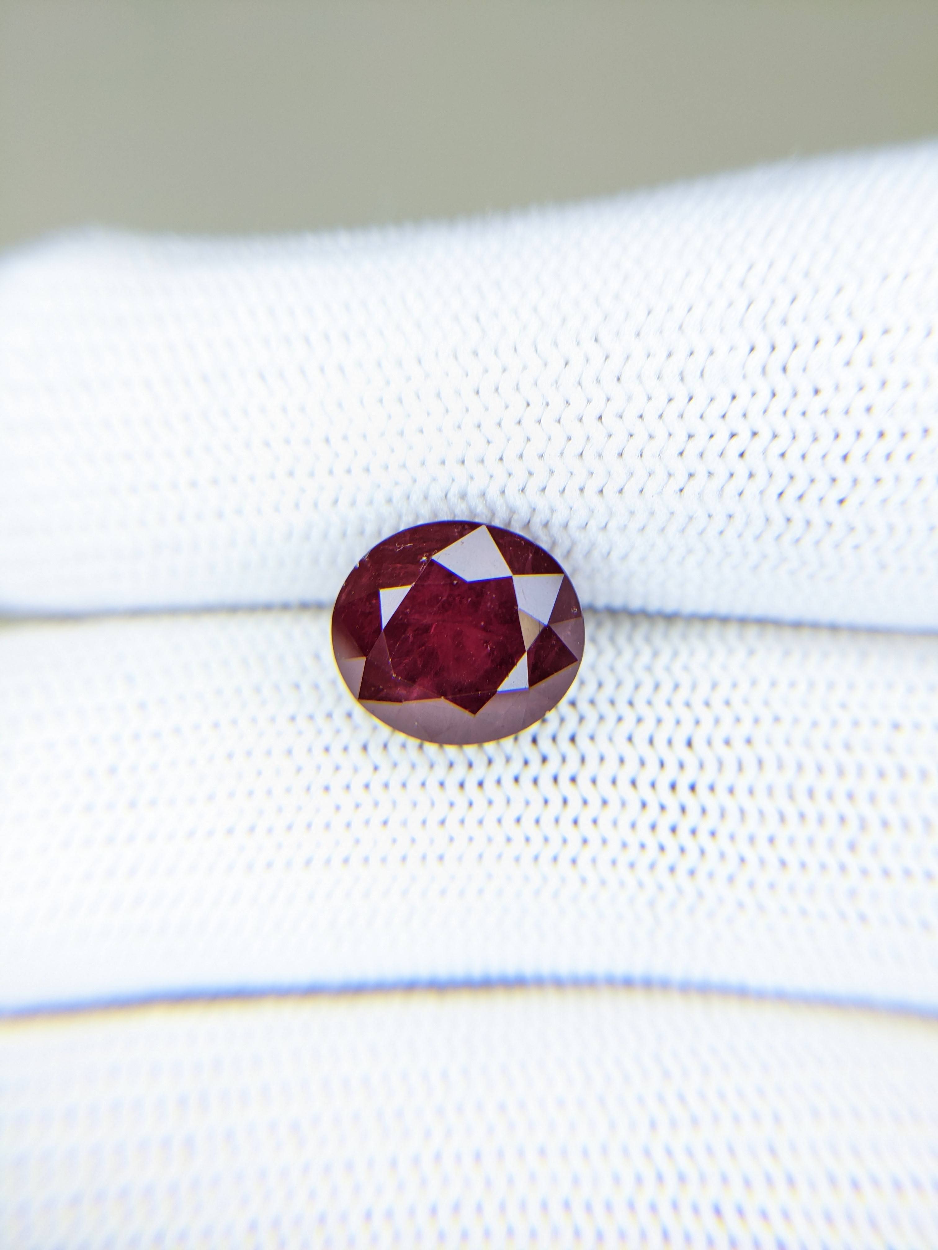 RUBY Oval: 6.04ct