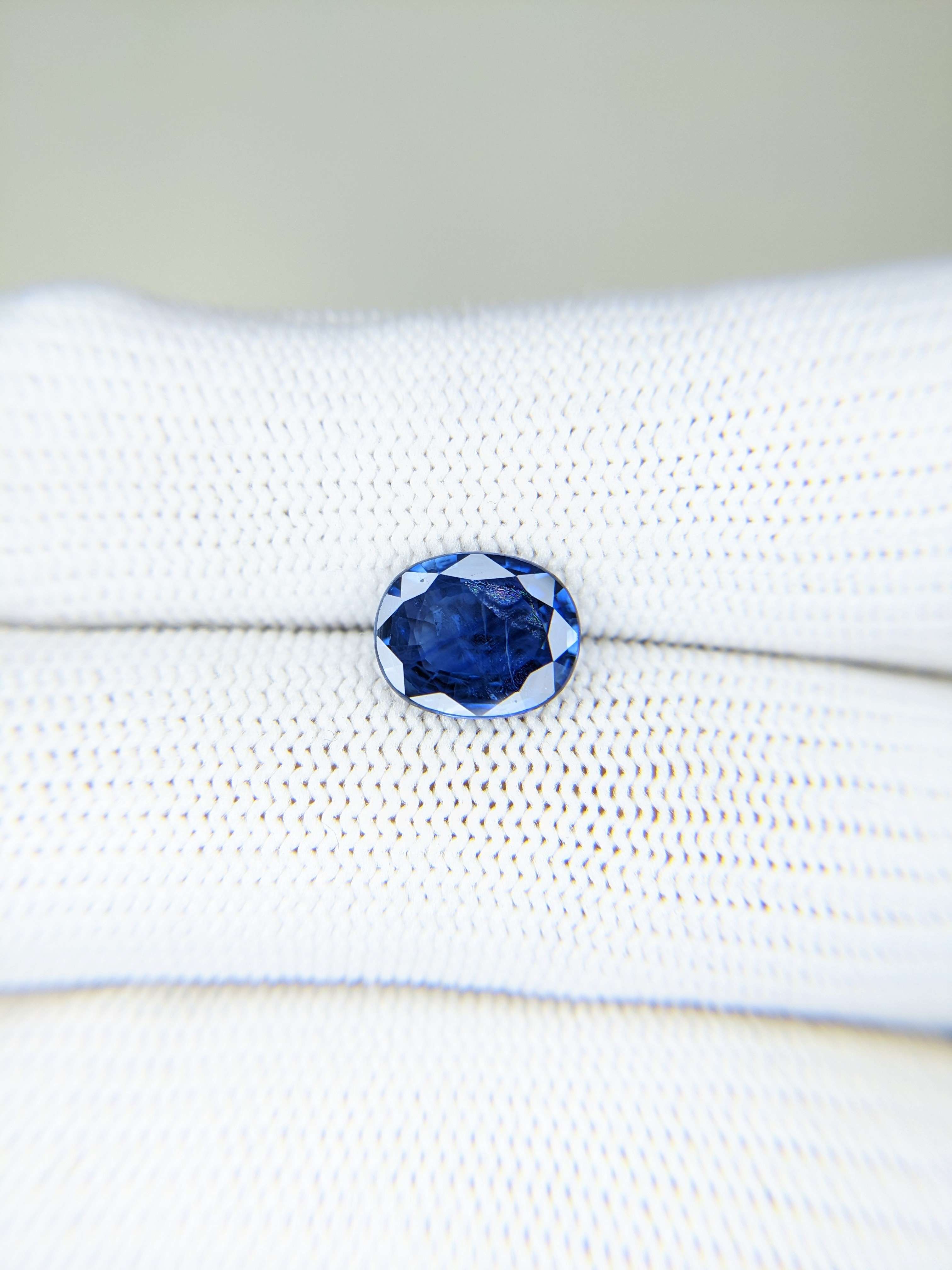 Sapphire Oval: 3.02ct