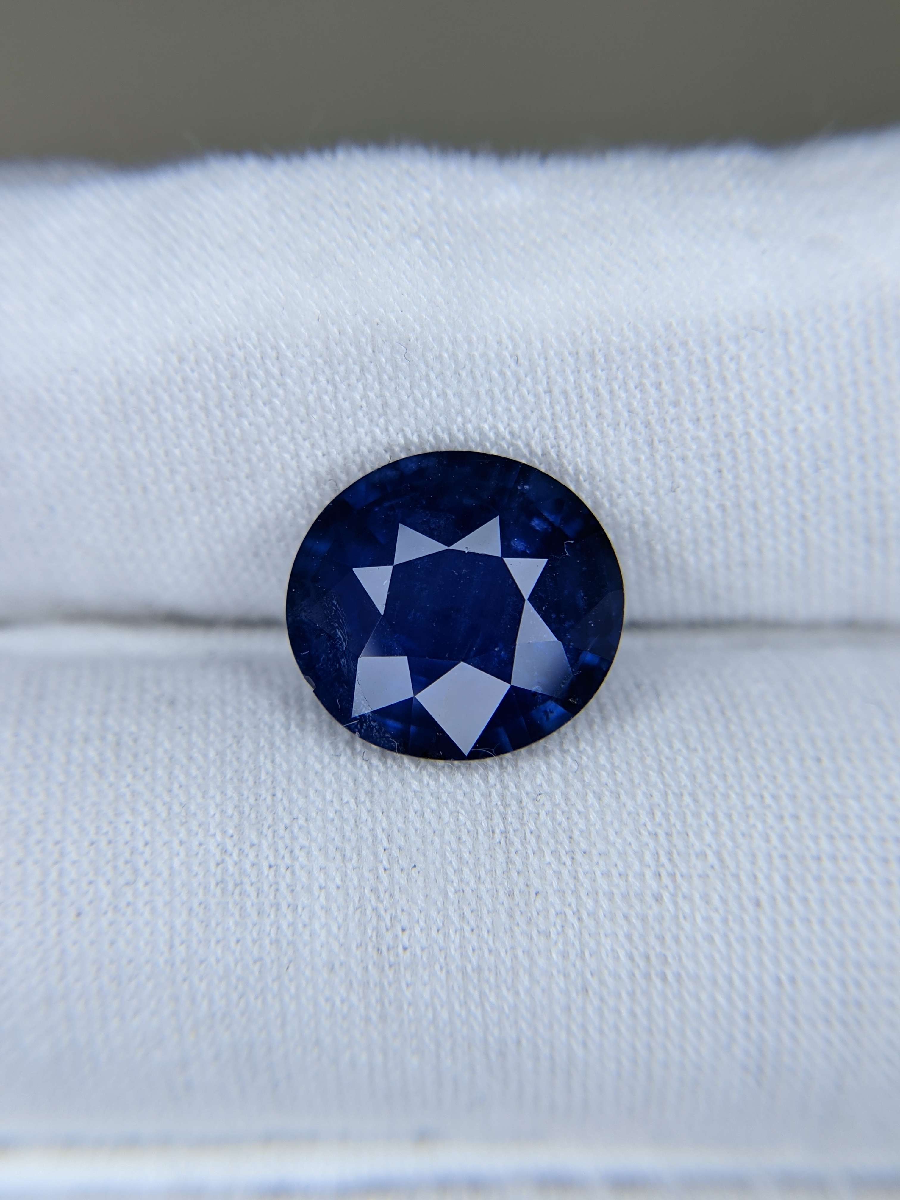 Blue Sapphire Oval: 6.03ct
