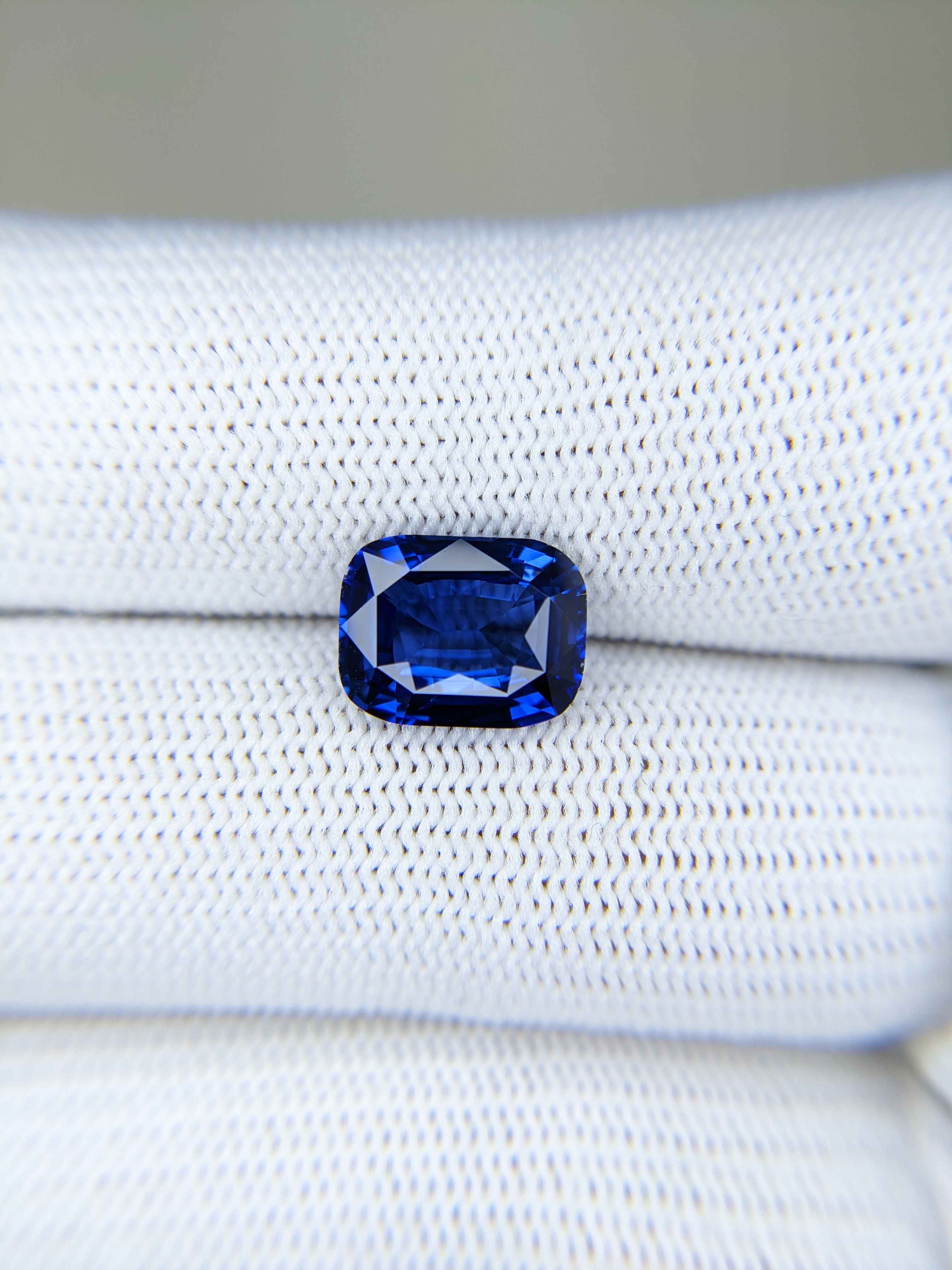 Sapphire Cushion: 4.05ct