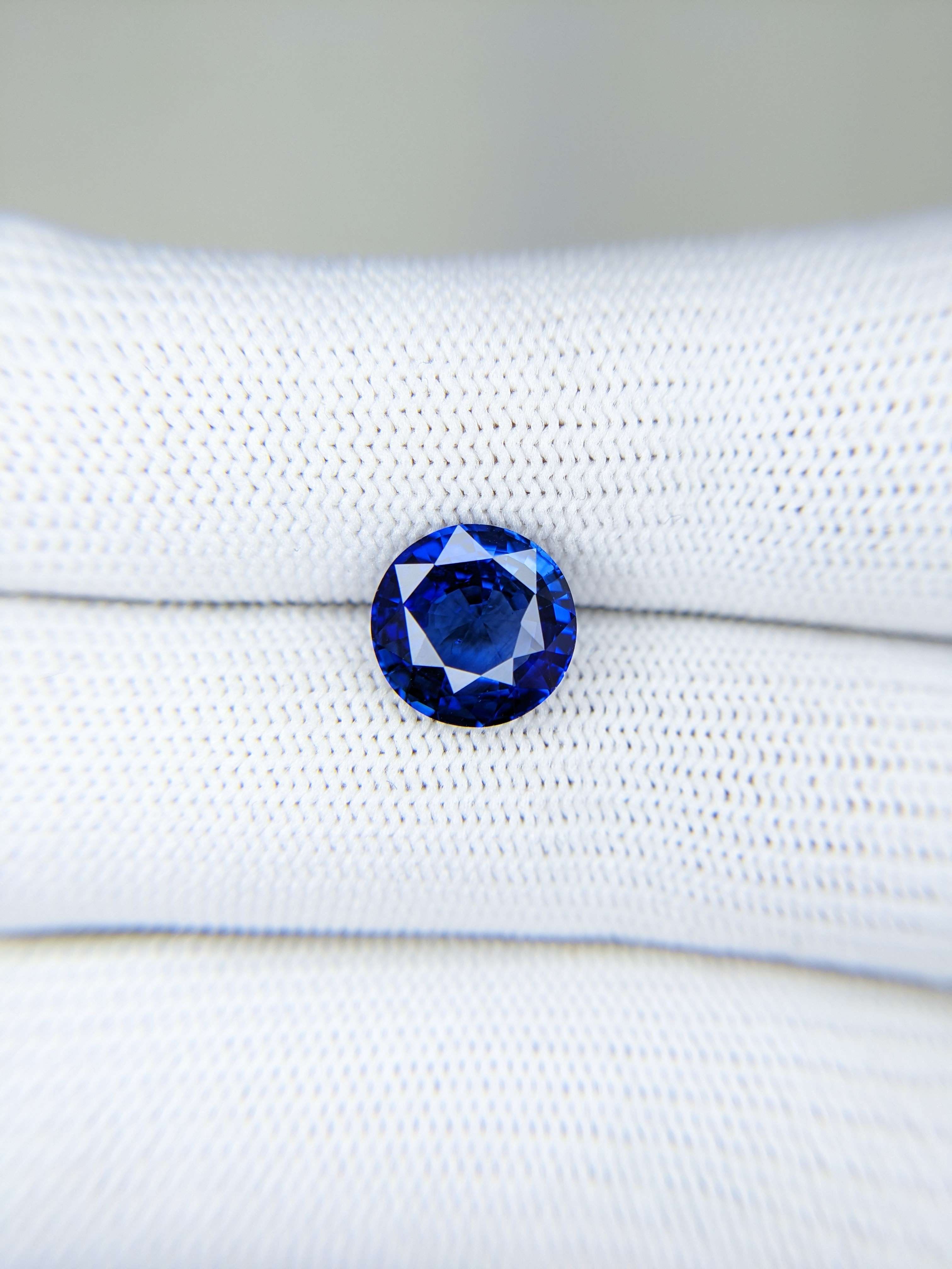 Sapphire Round: 4.17ct