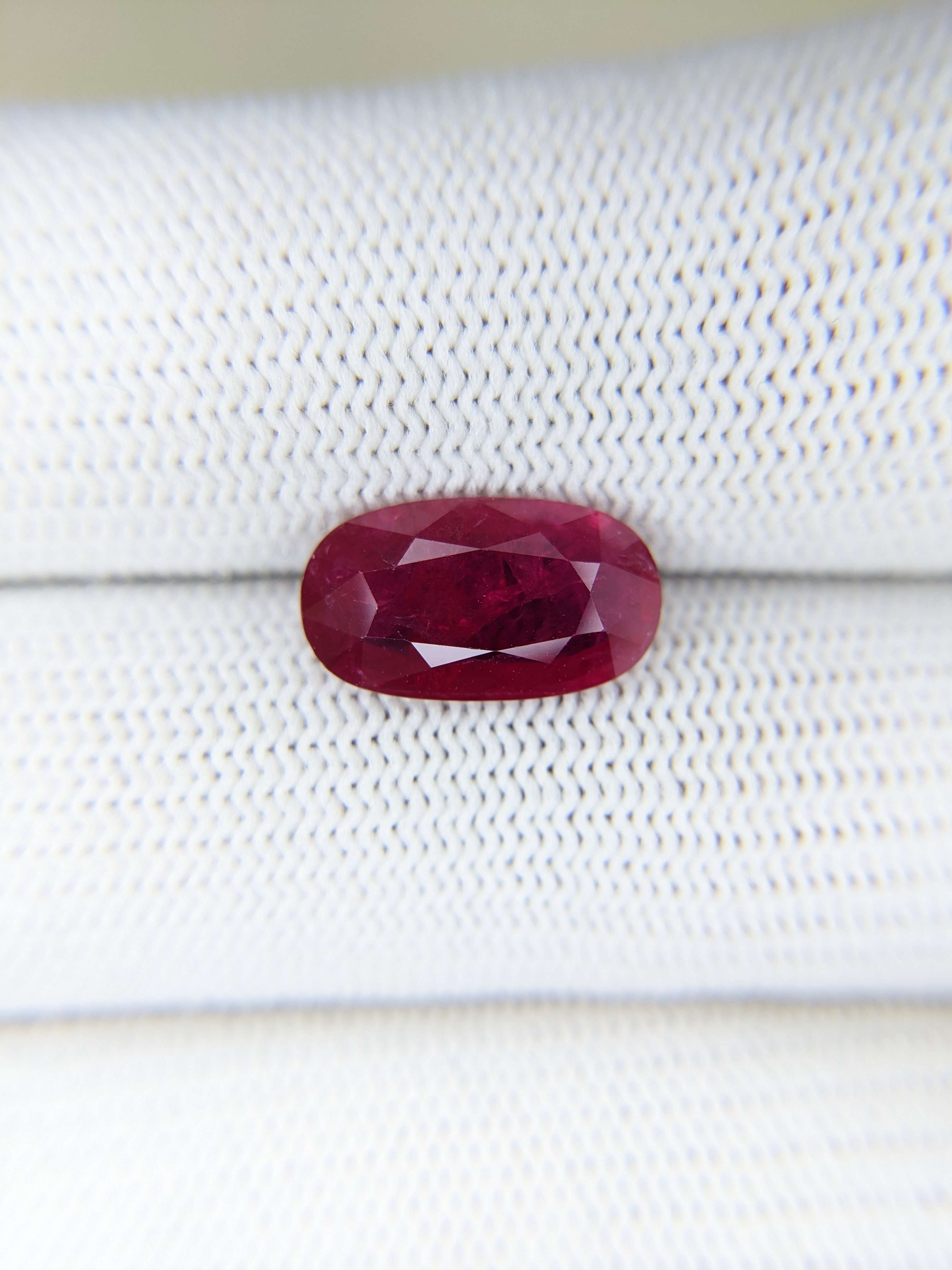 Ruby Oval: 3.88ct