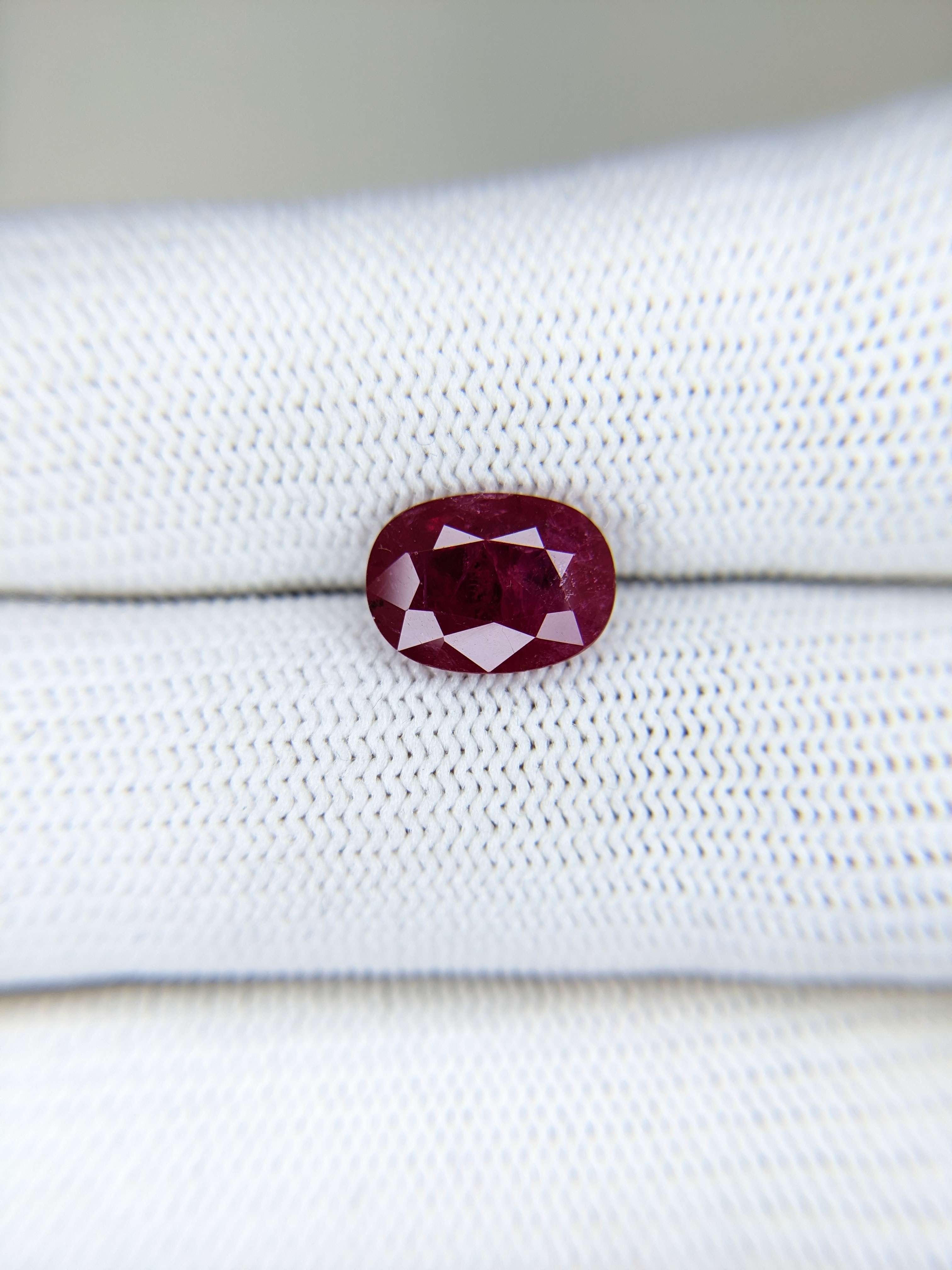 RUBY Oval: 3.18ct