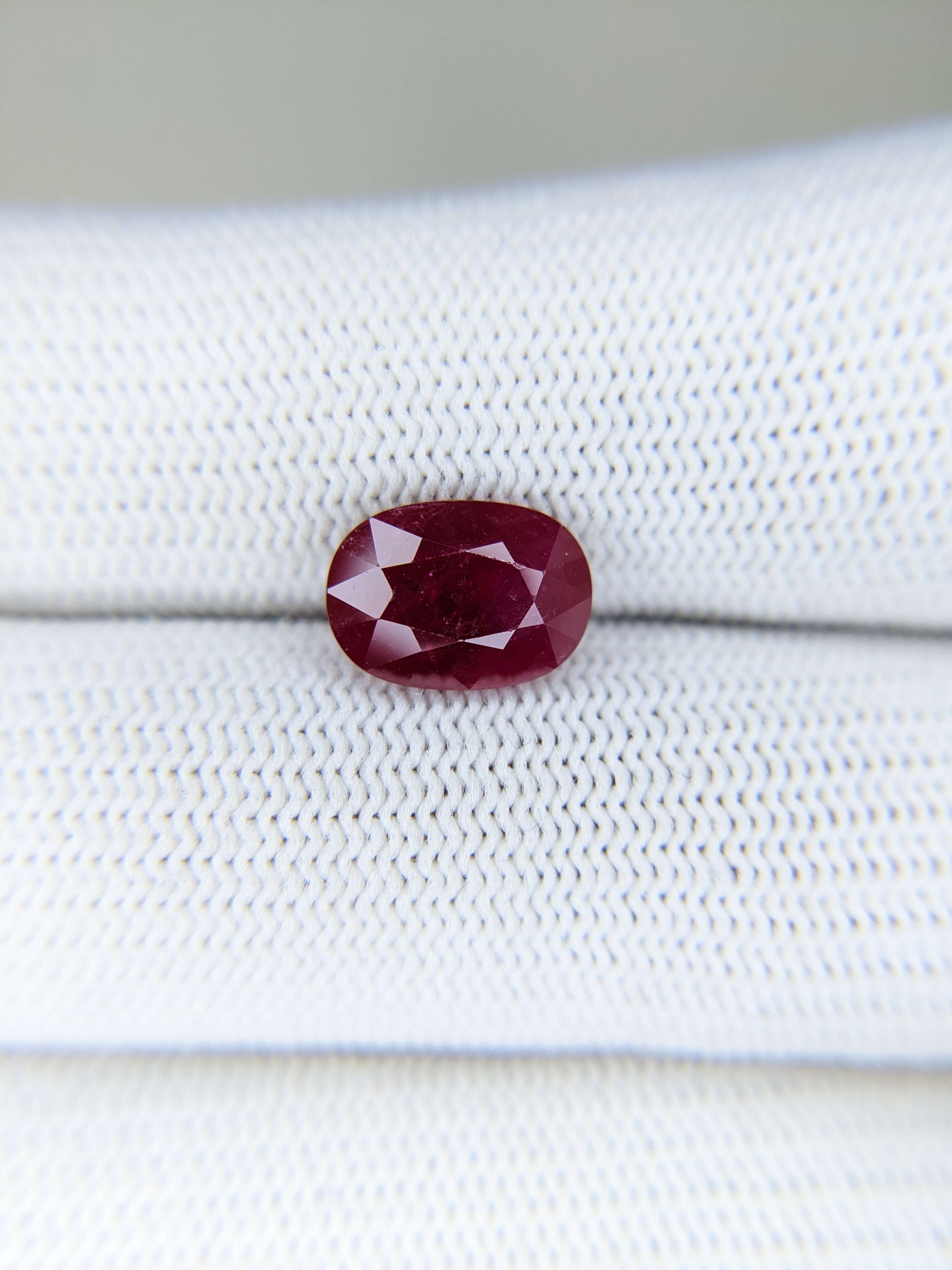 RUBY Oval: 3.13ct