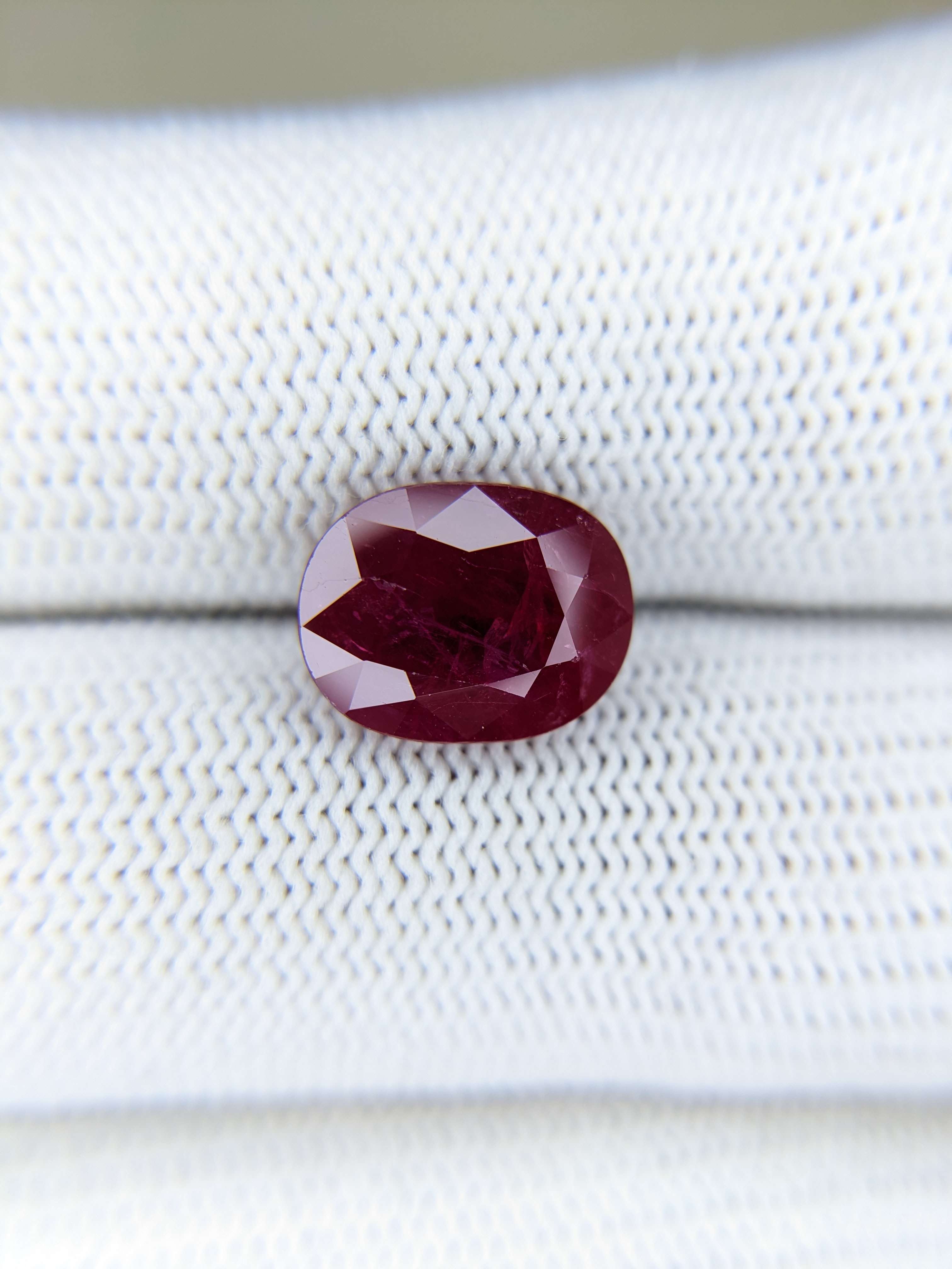 RUBY Oval: 4.32ct