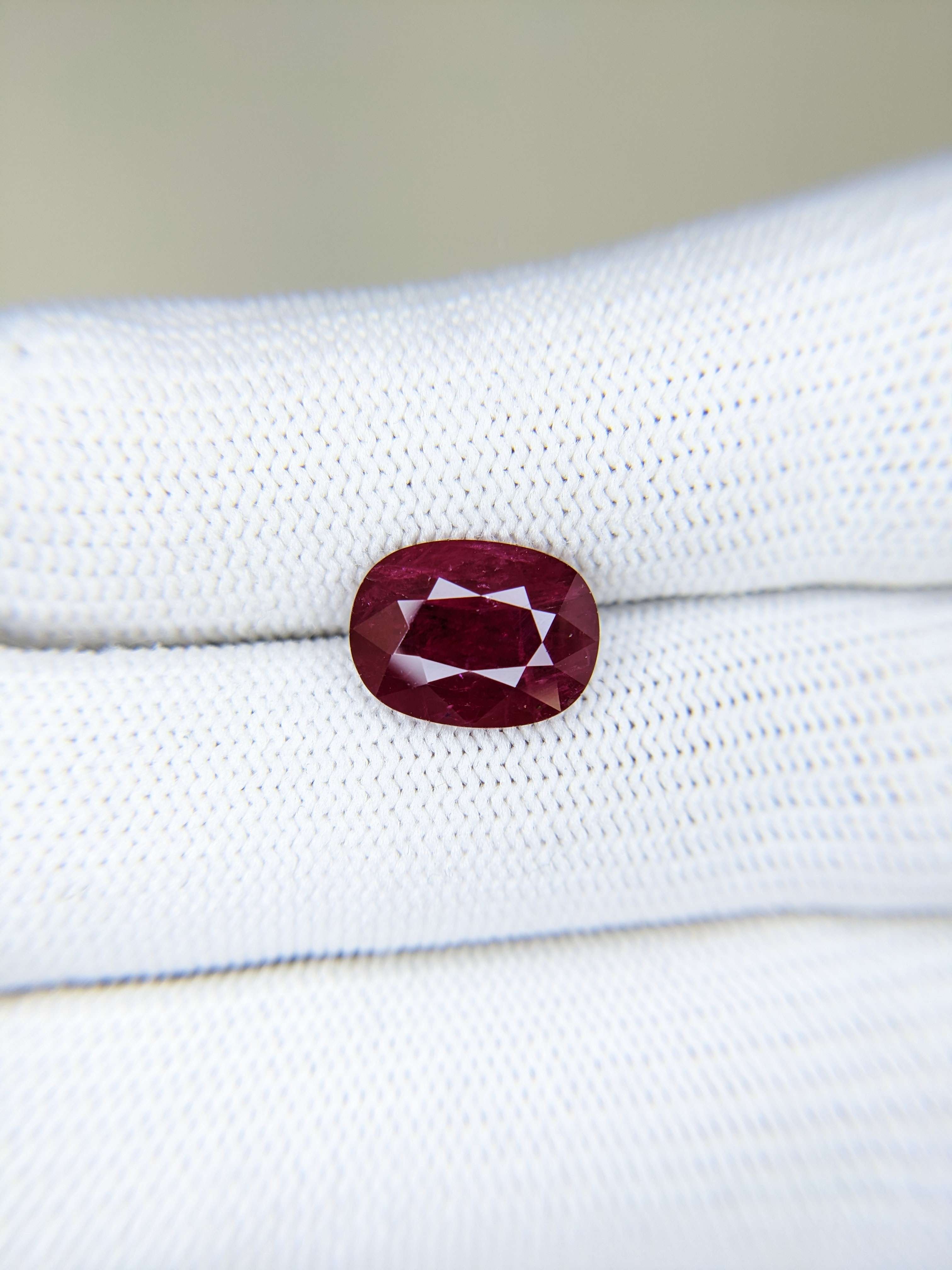 Ruby Oval: 3.94ct