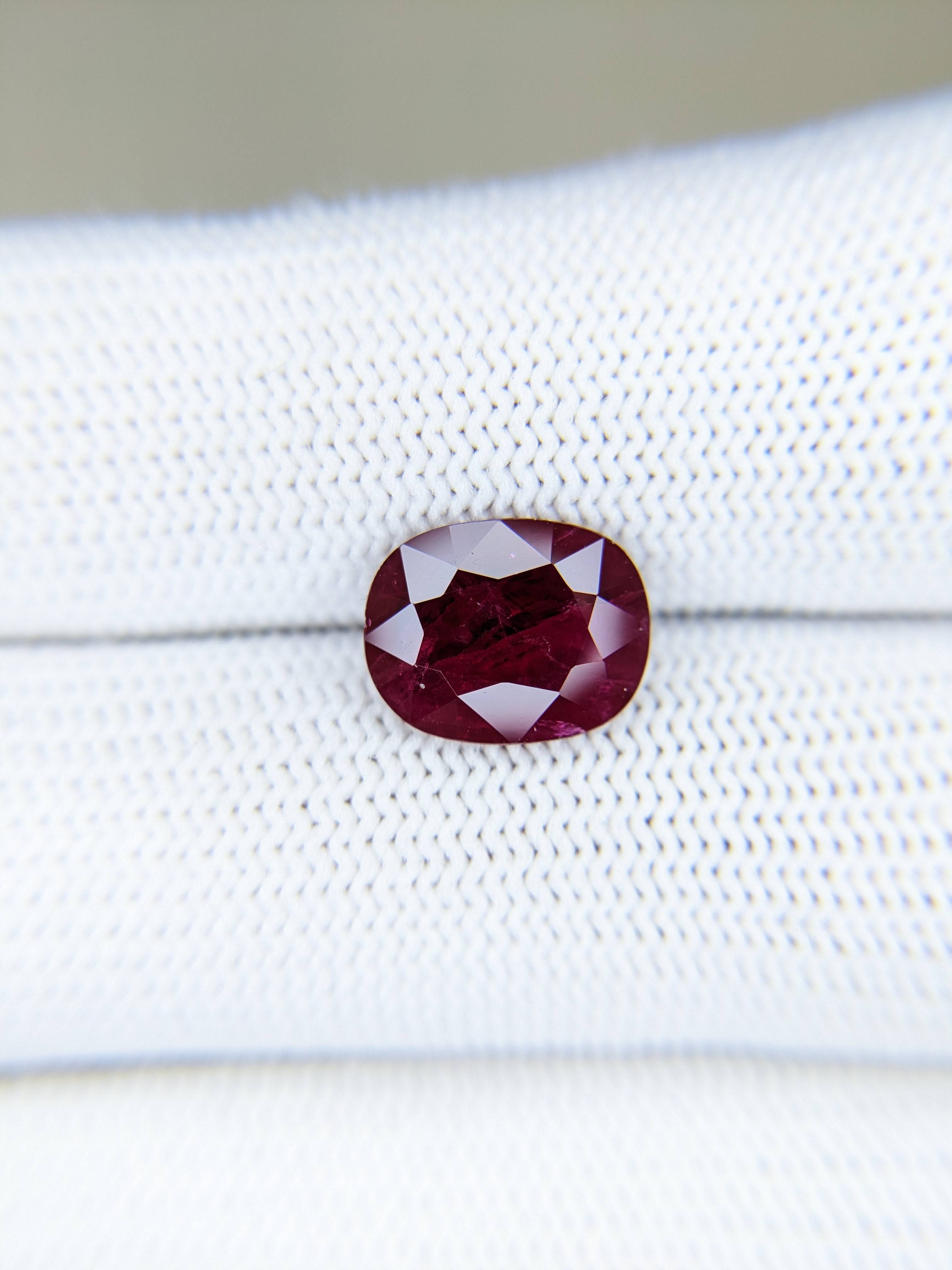 RUBY Oval: 3.16ct