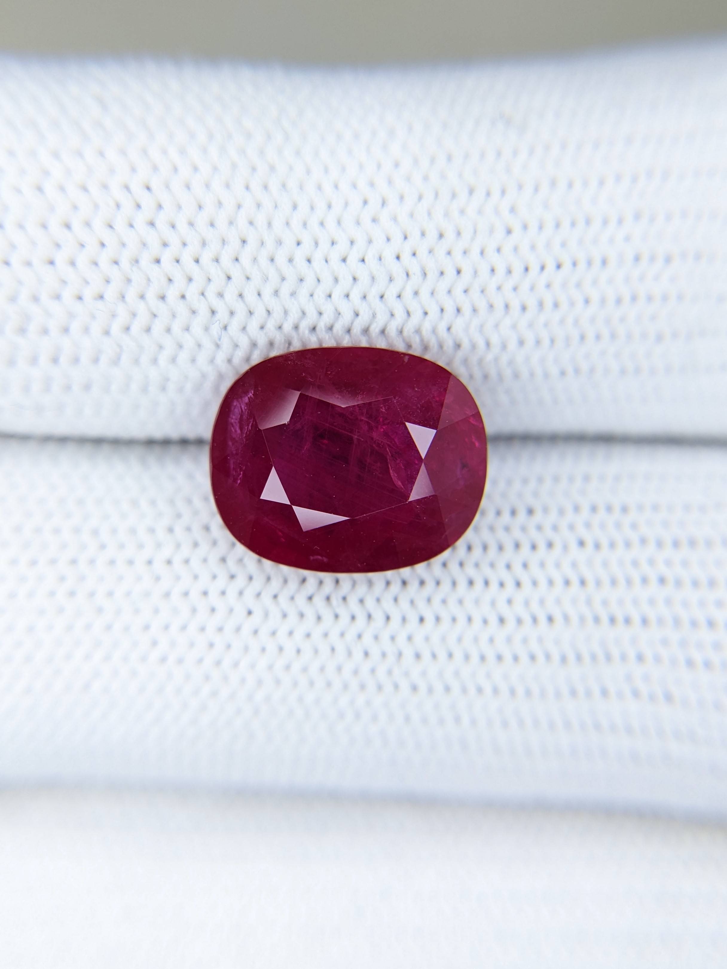 Ruby Oval: 6.09ct