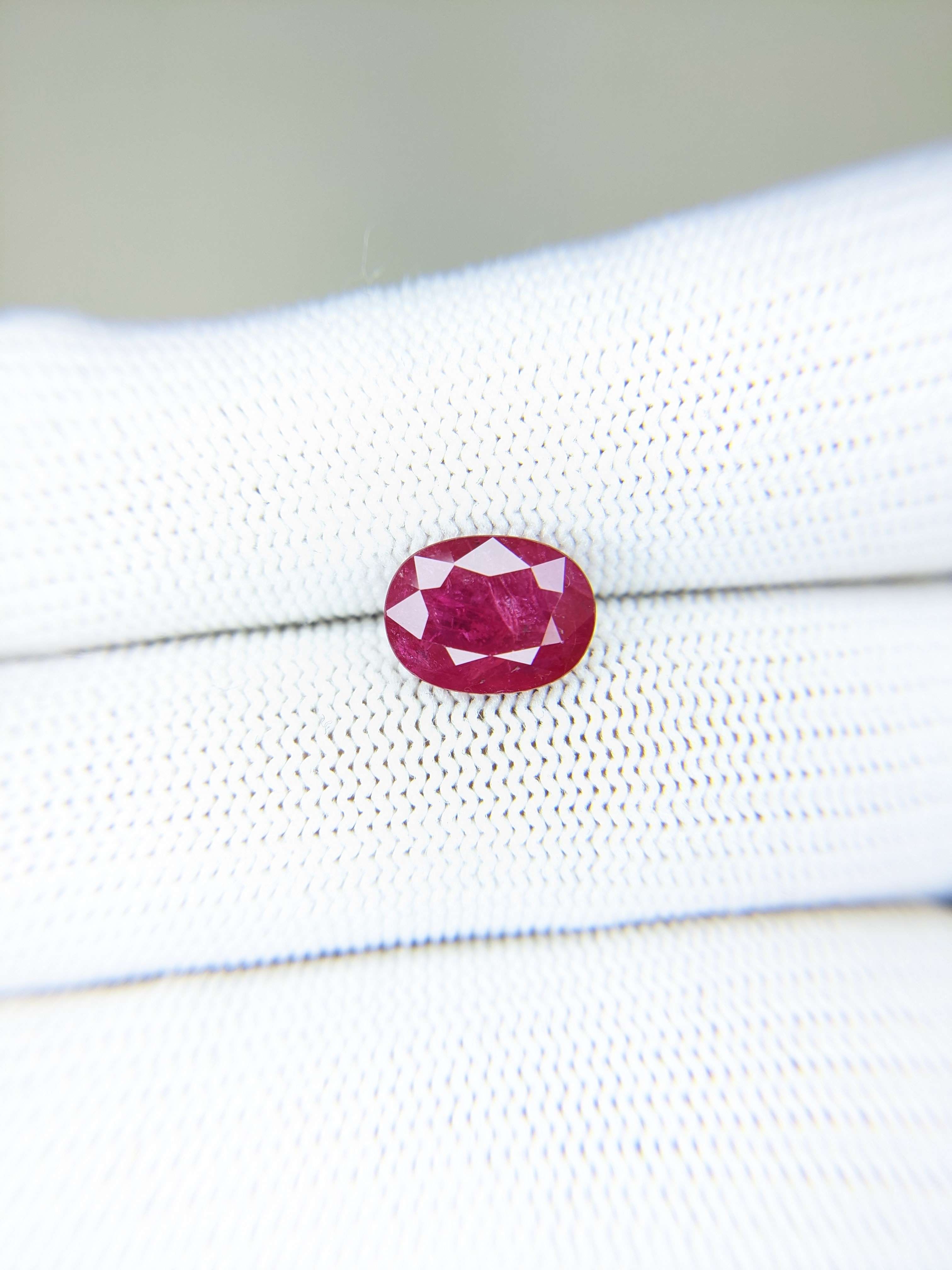 RUBY Oval: 3.71ct