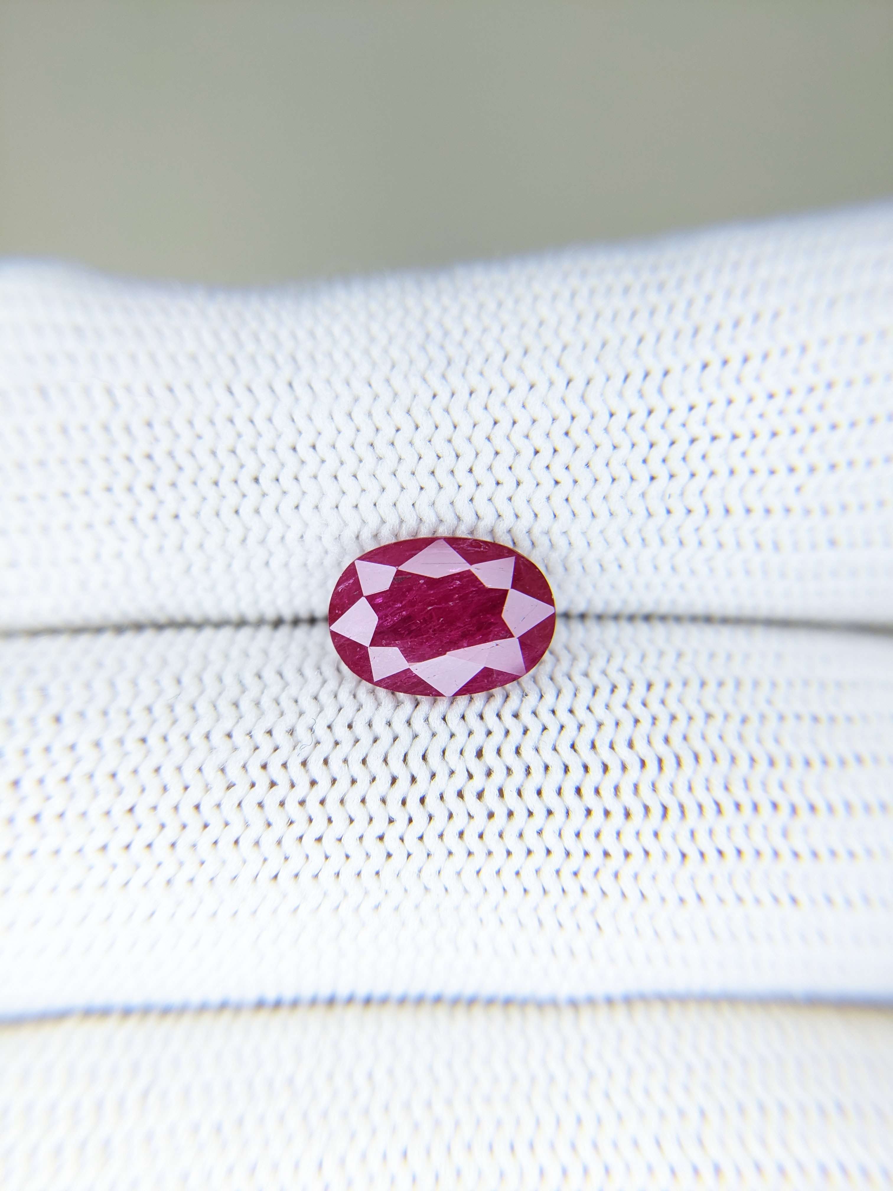 RUBY Oval: 2.58ct