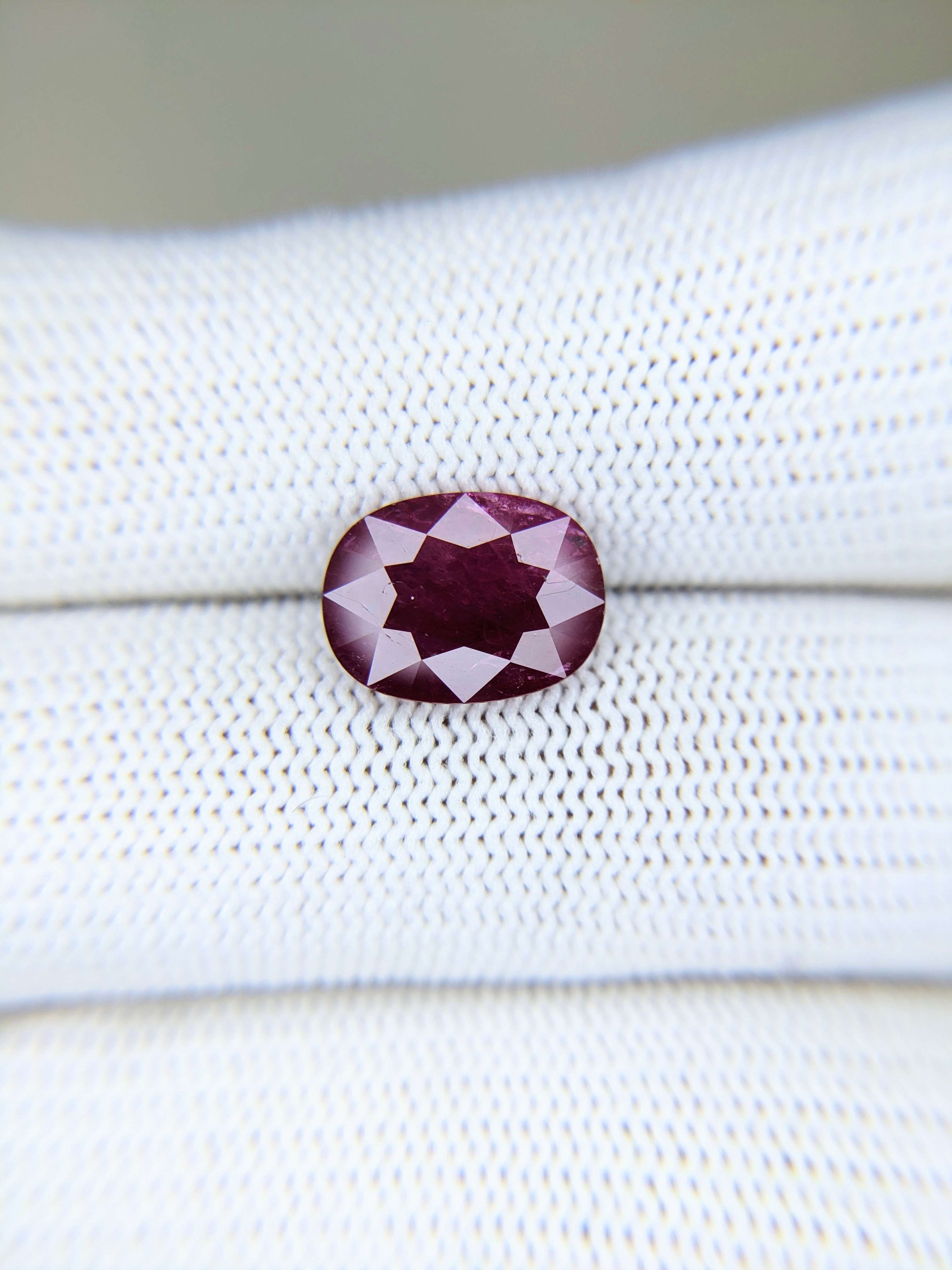 RUBY Oval: 3.93ct