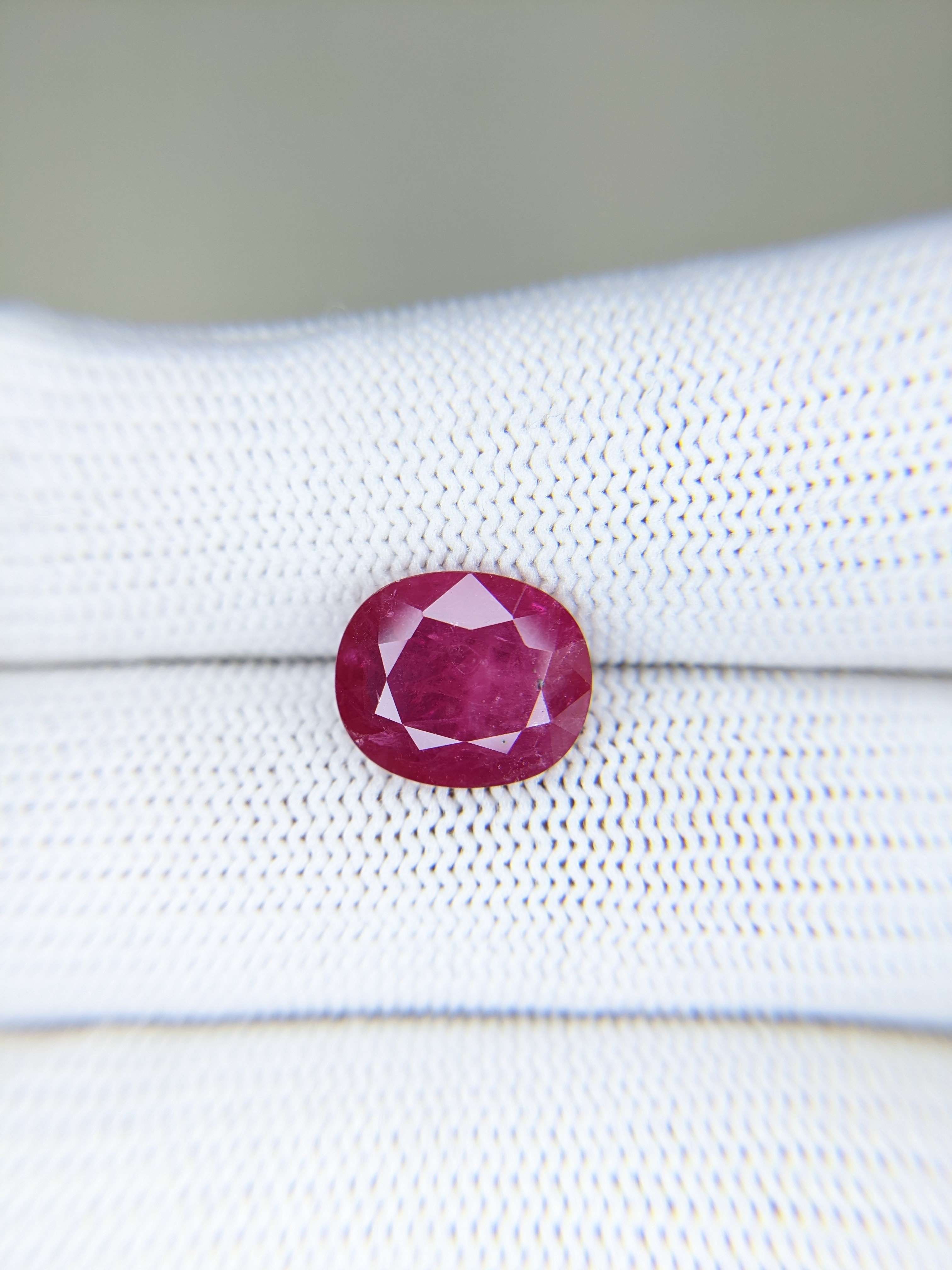 RUBY Oval: 4.73ct