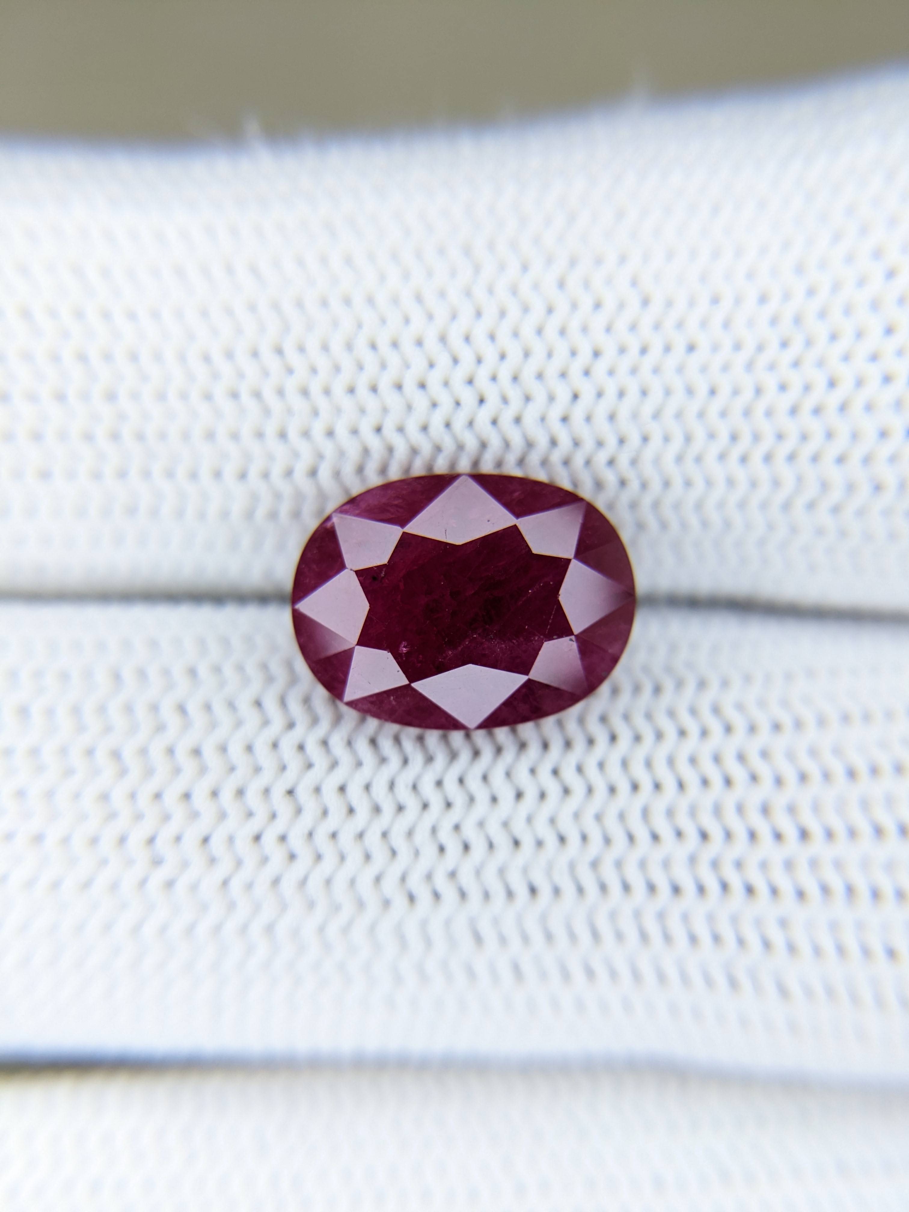 RUBY Oval: 4.90ct
