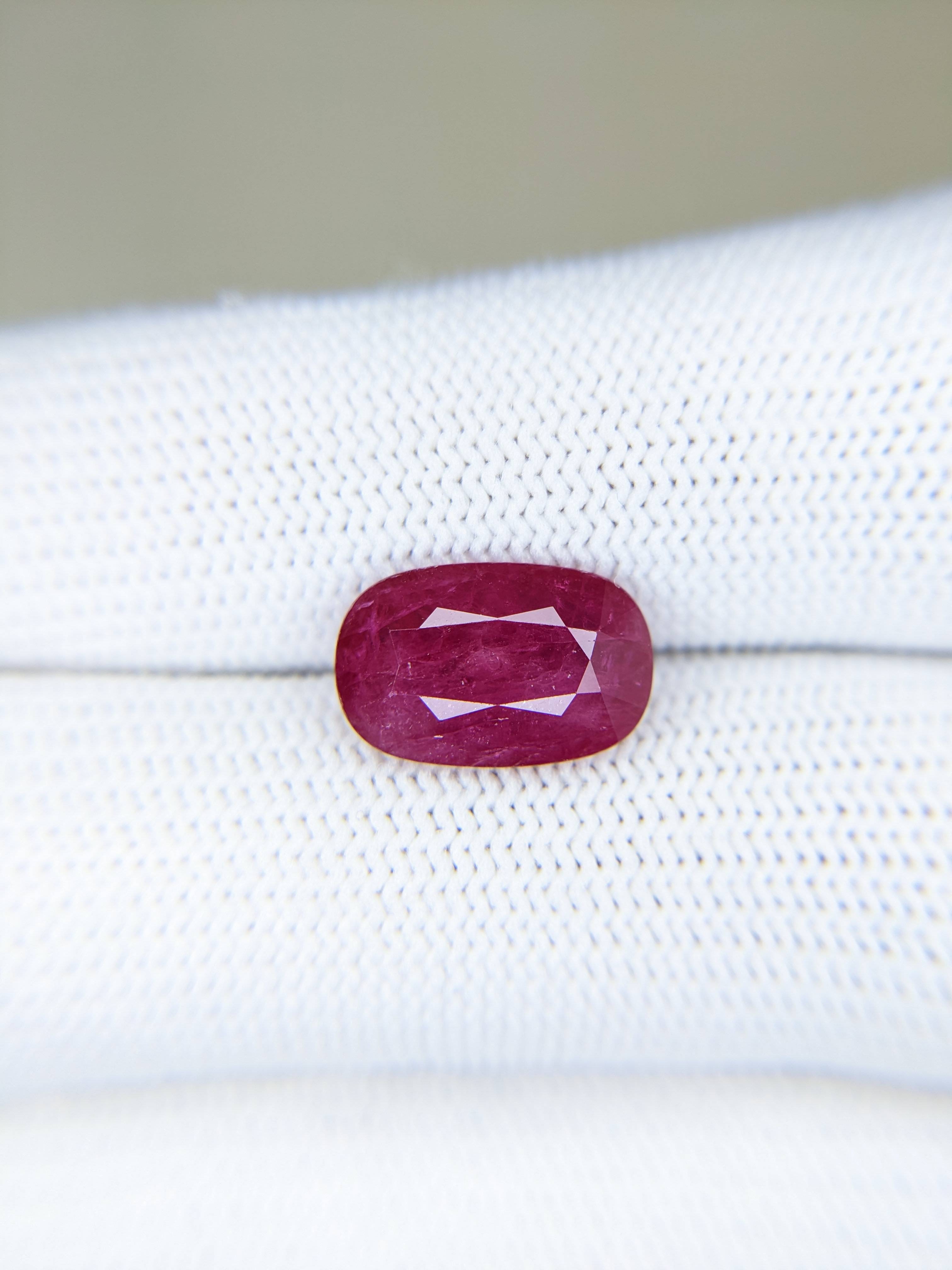 RUBY Oval: 5.32ct