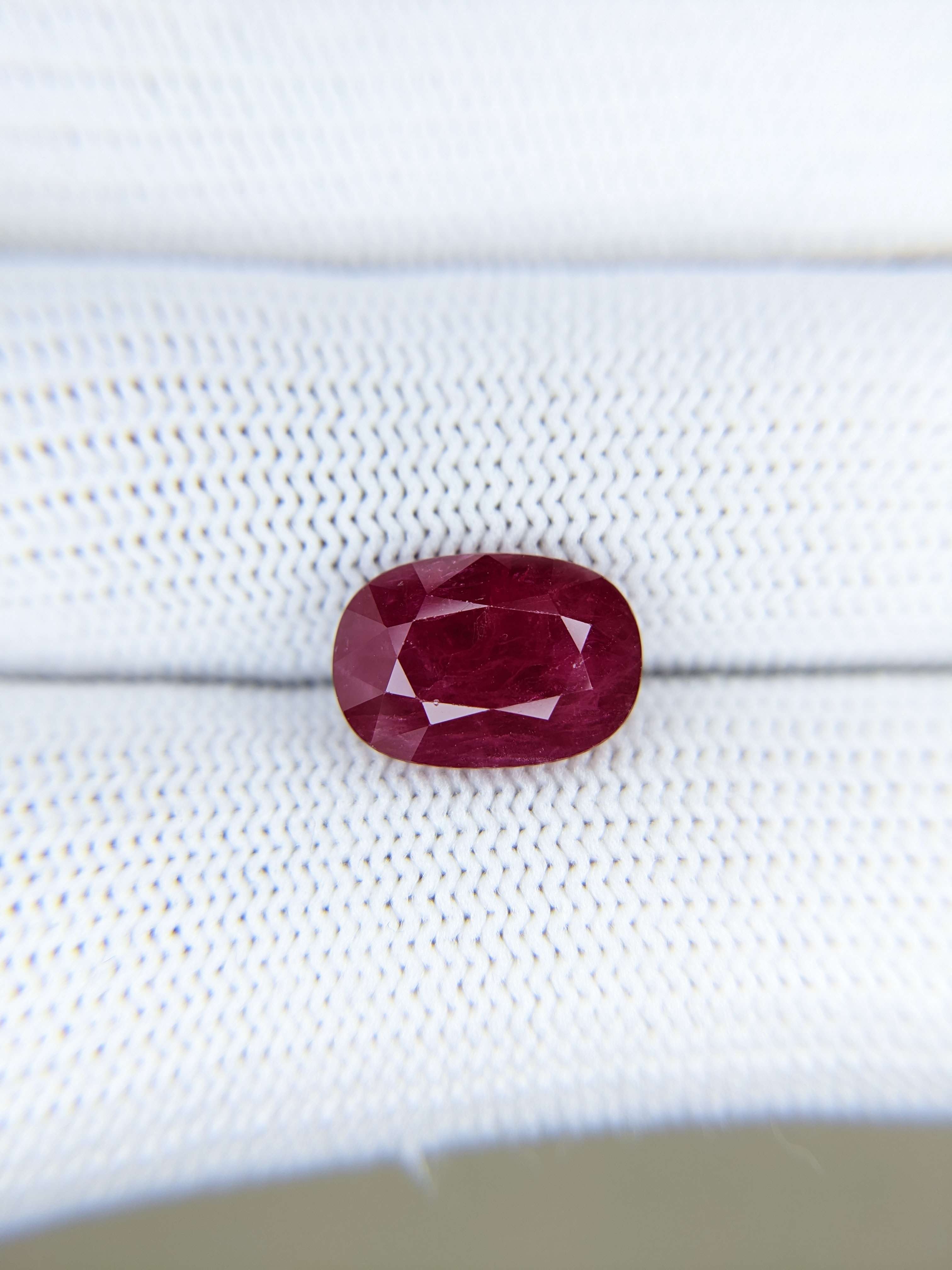 RUBY Oval: 4.98ct