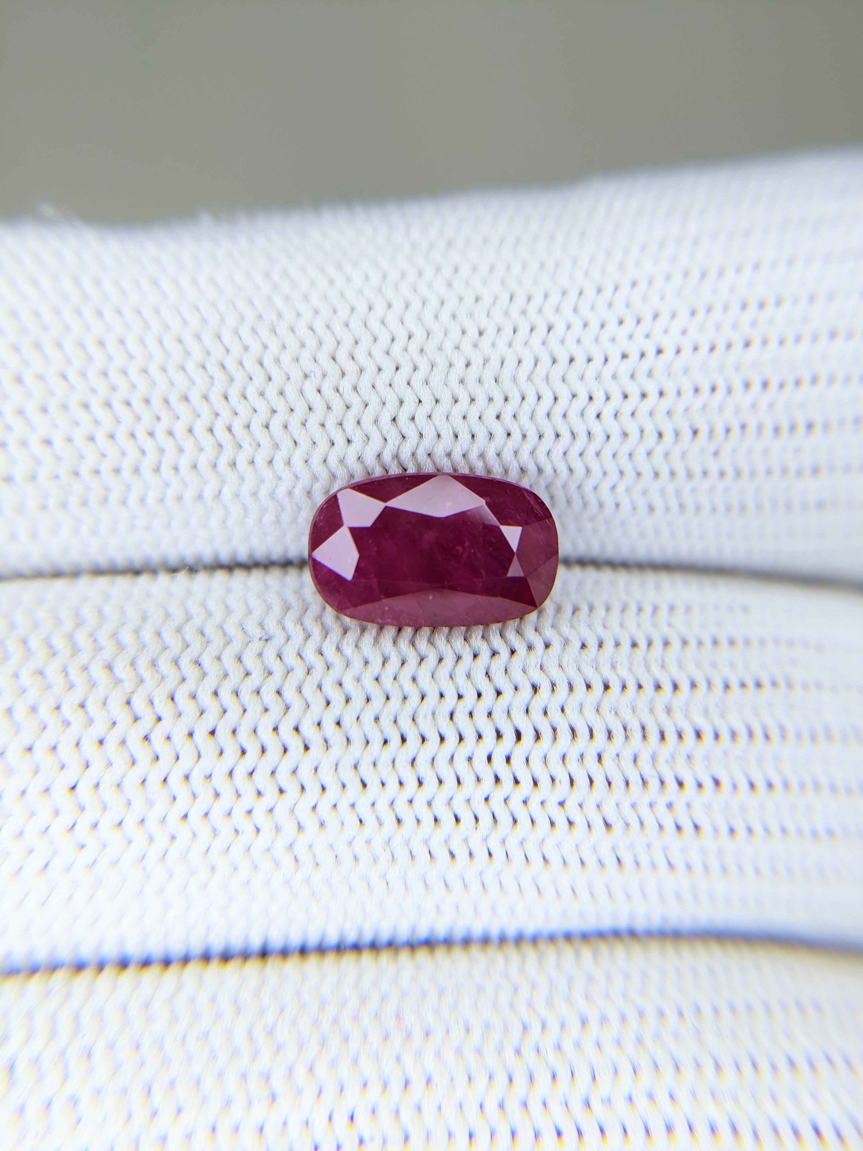 RUBY Oval: 3.28ct