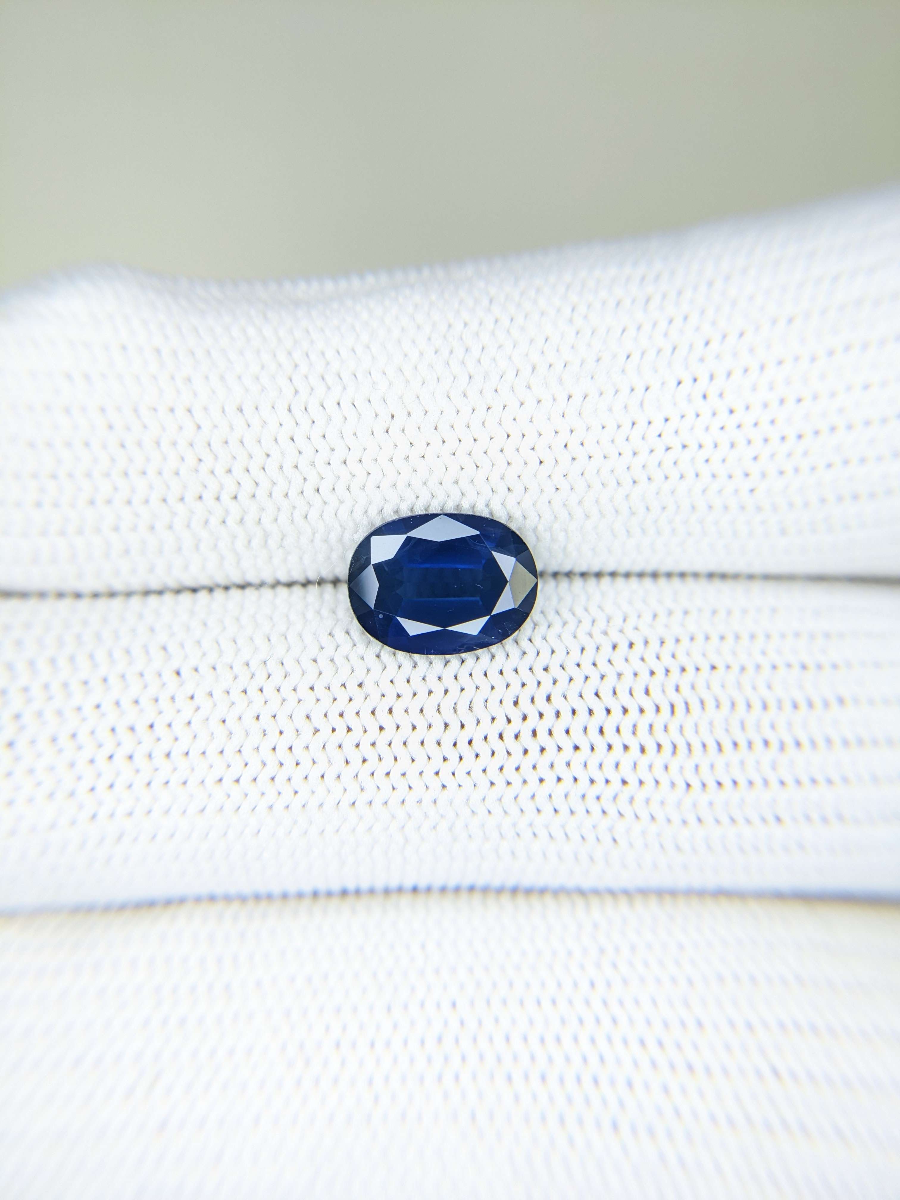 Sapphire Oval: 2.66ct