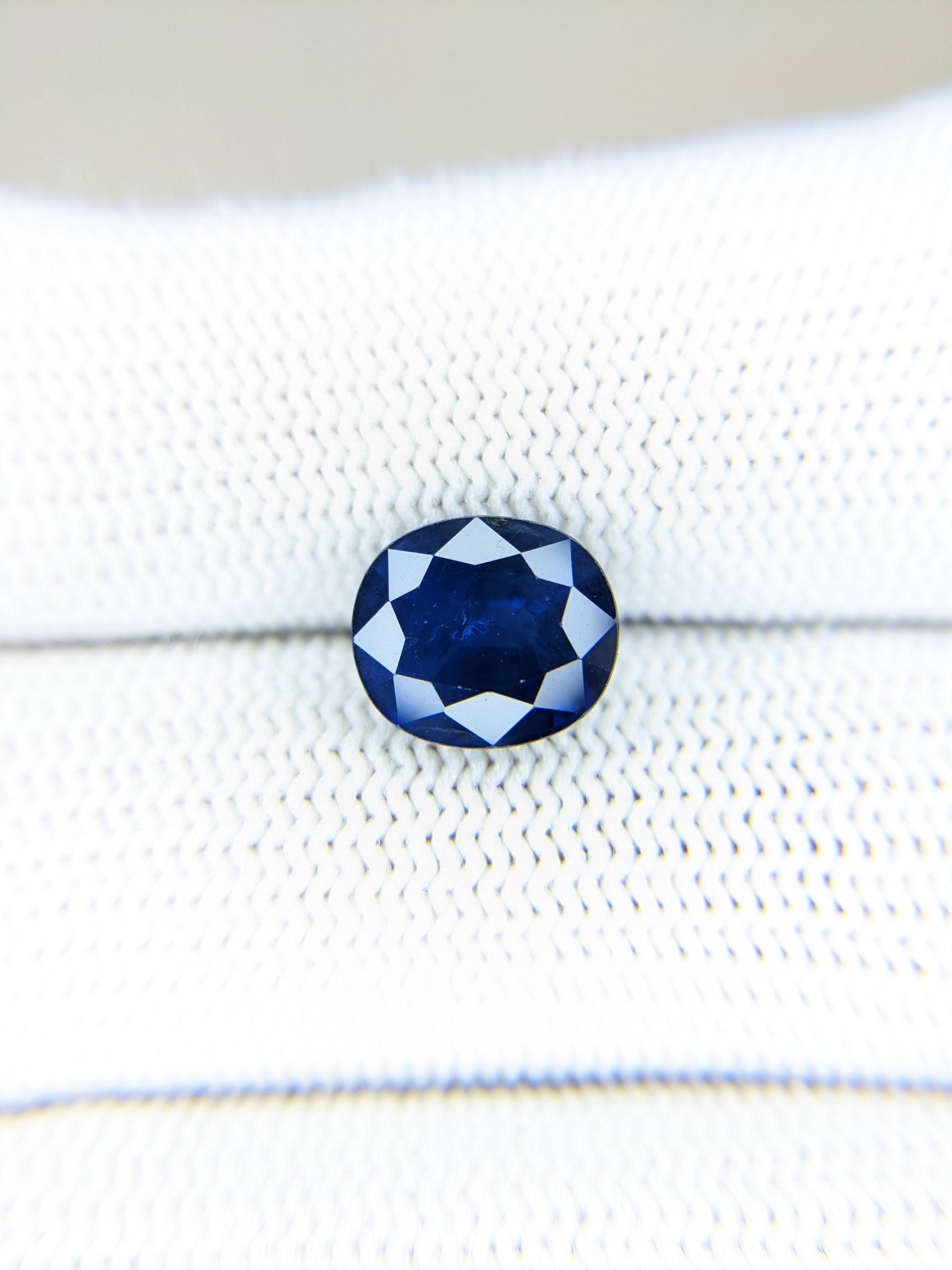 Sapphire Oval: 3.77ct