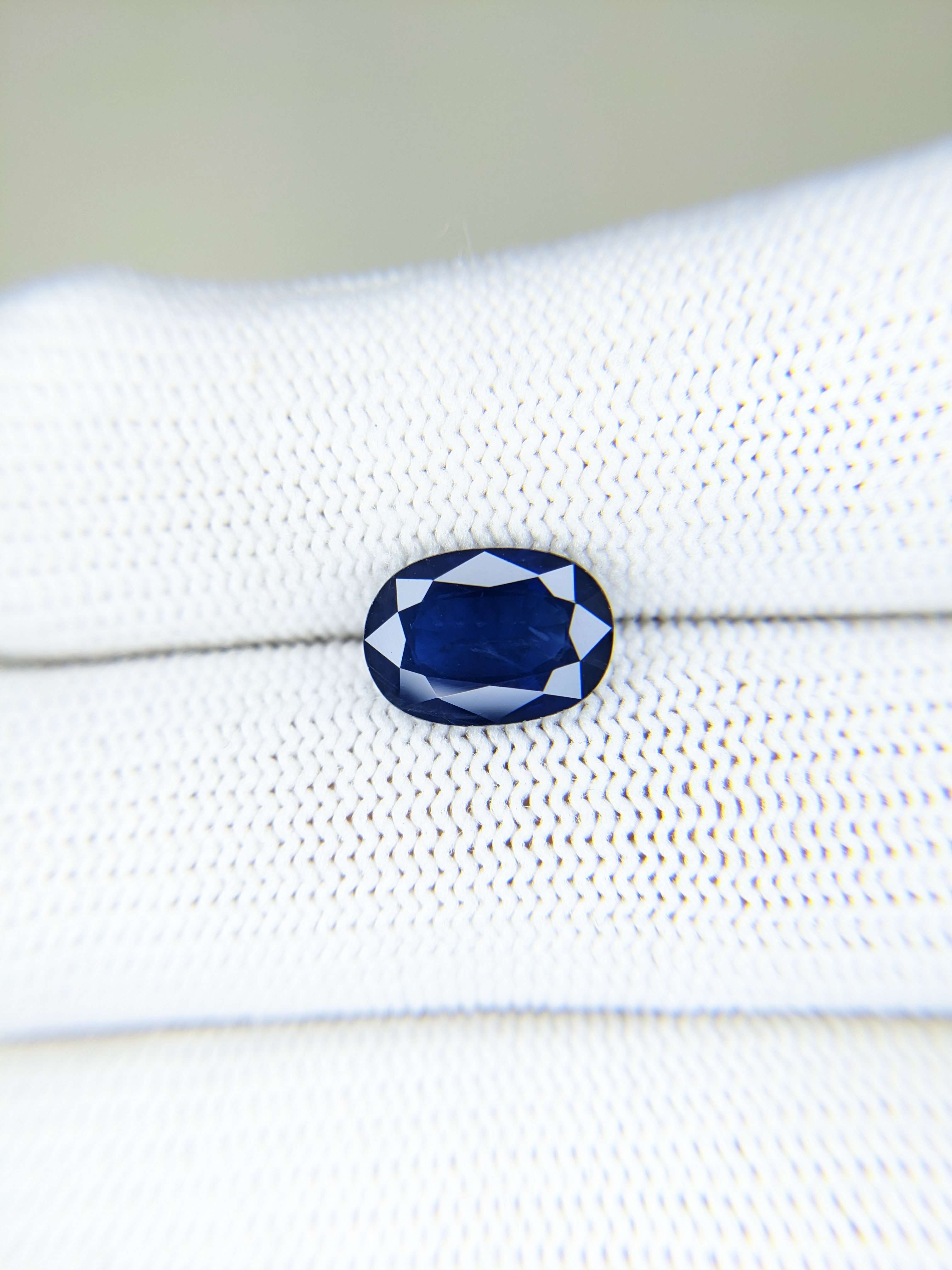 Sapphire Oval: 3.25ct